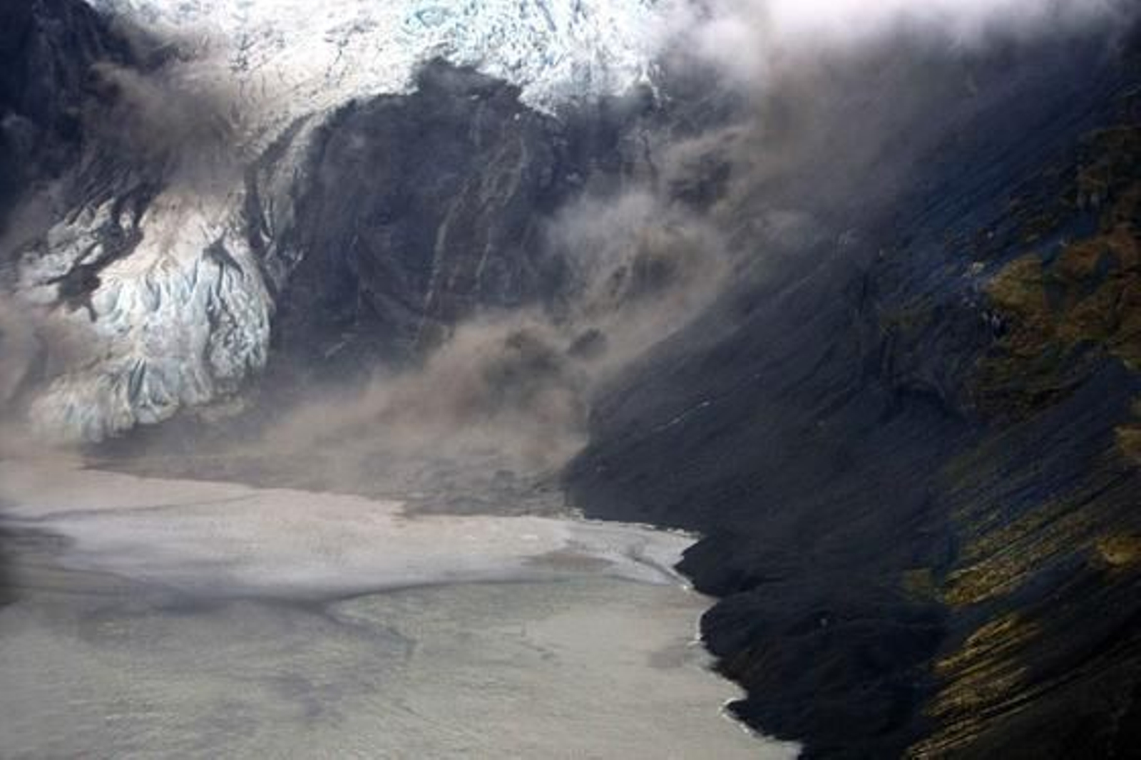 La abundante ceniza expulsada por el volcán ha obligado a reordenar el tráfico aéreo del norte de Europa. 

Foto: Agencias