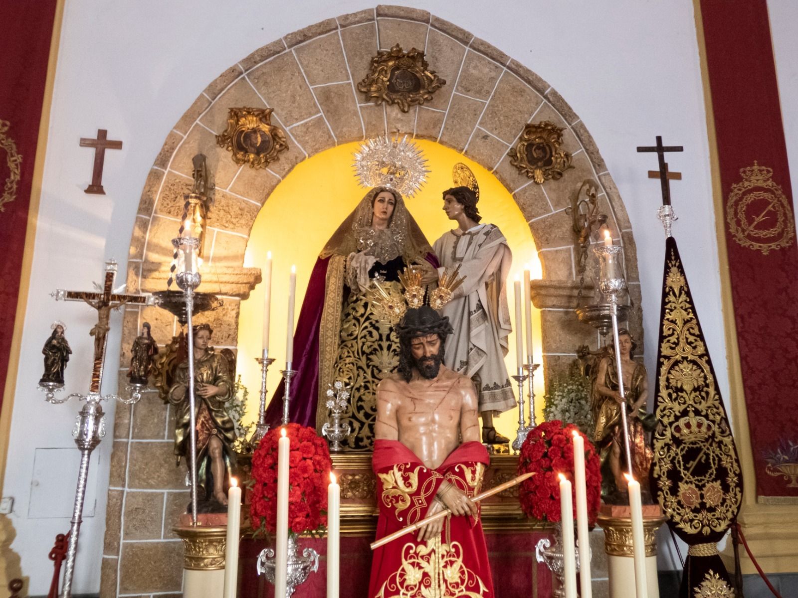 Los titulares de la hermandad del Ecce Homo de San Fernando, en el altar instalado en la parroquia de la Pastora el pasado Lunes Santo