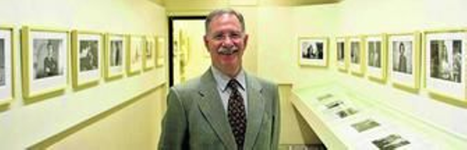 El carmen de la Fundación Rodríguez-Acosta acoge la exposición de retratos del fotógrafo Fancisco Fernández.