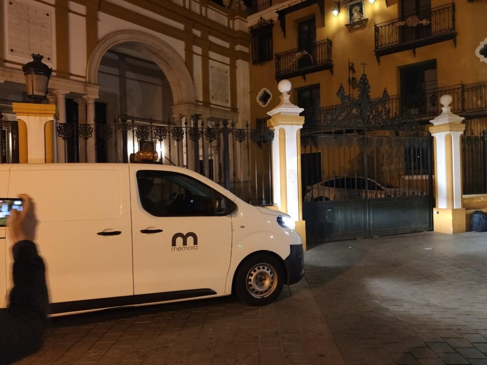 El vehículo fúnebre llega a la basílica de la Macarena para trasladar los restos de Queipo y su mujer.