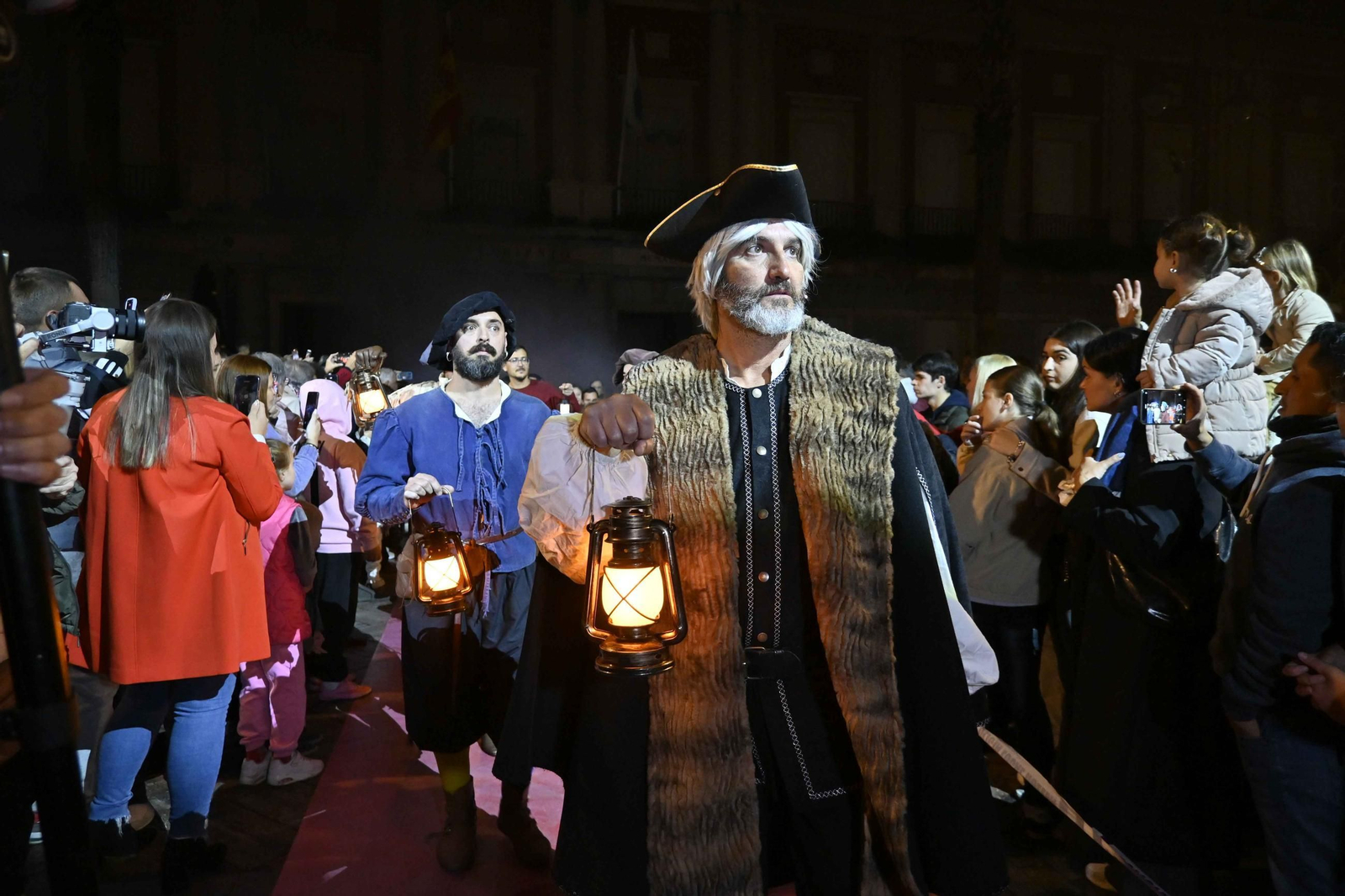 Las mejores imágenes del encendido del alumbrado 2025 en la Plaza de las Monjas