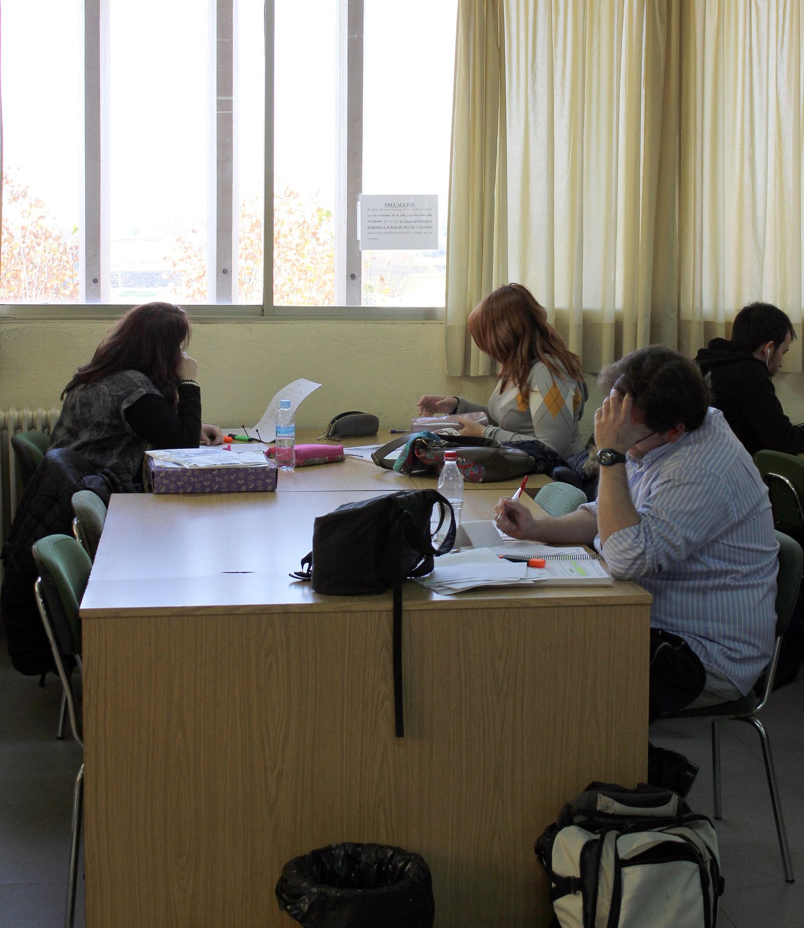 Alumnos de la UCO en la biblioteca de la Facultad de Medicina.