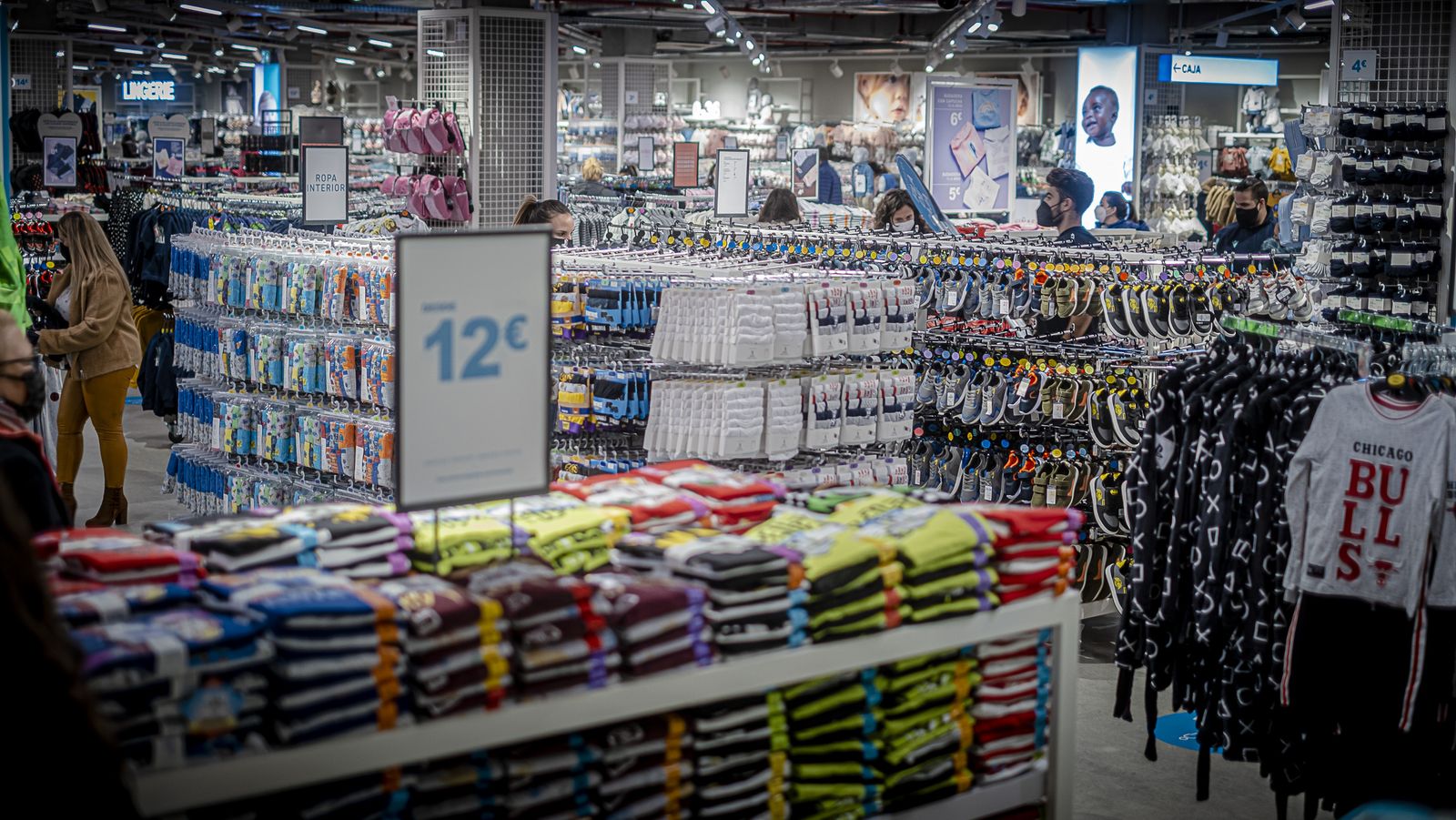 Interior de la tienda de Primark en Bahía Sur .