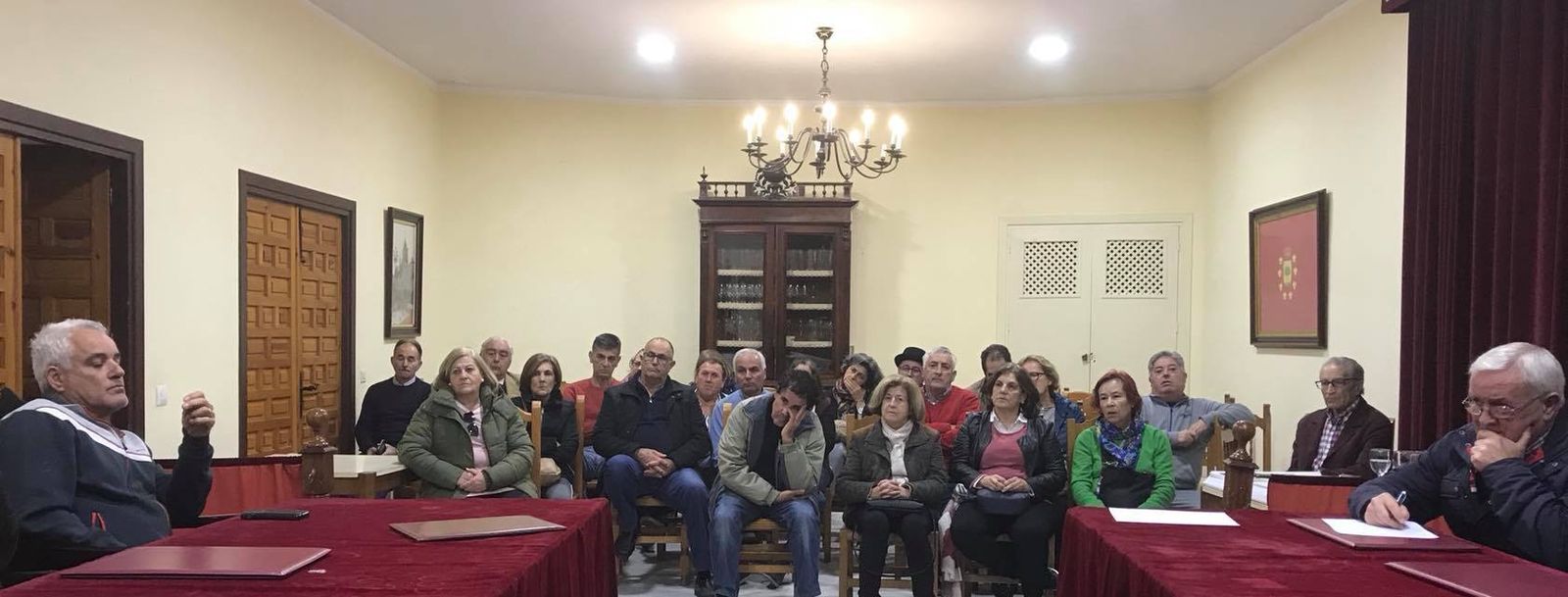 La asamblea se celebró en el Salón de Plenos del Ayuntamiento.