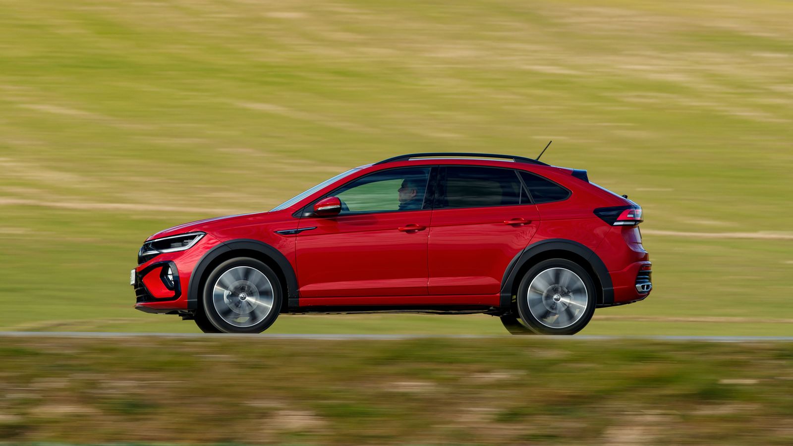 La carrocería tiene una altura de 1,52 cm, algo menor que la de los otros dos SUV urbanos de Volkswagen; mientras que la distancia entre ejes es de 2,55 m, como la del T-Cross.