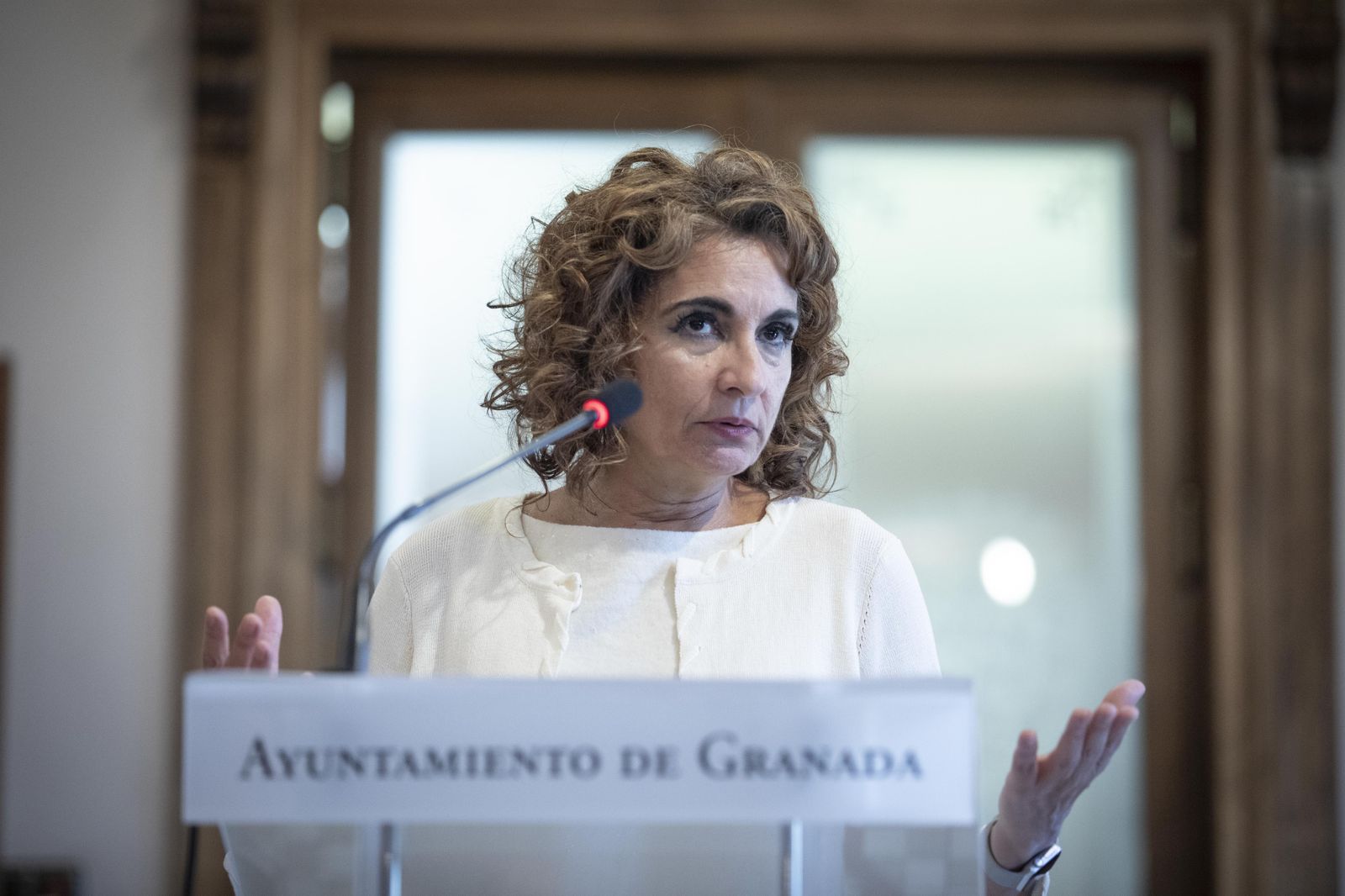 María Jesús Montero atiende a los medios en Granada.