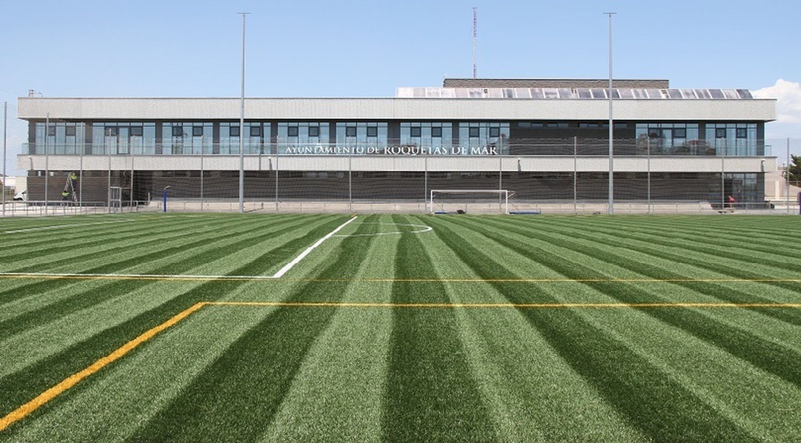 Vista del campo de fútbol de césped artificial que se pondrá en marcha en Las Marinas.