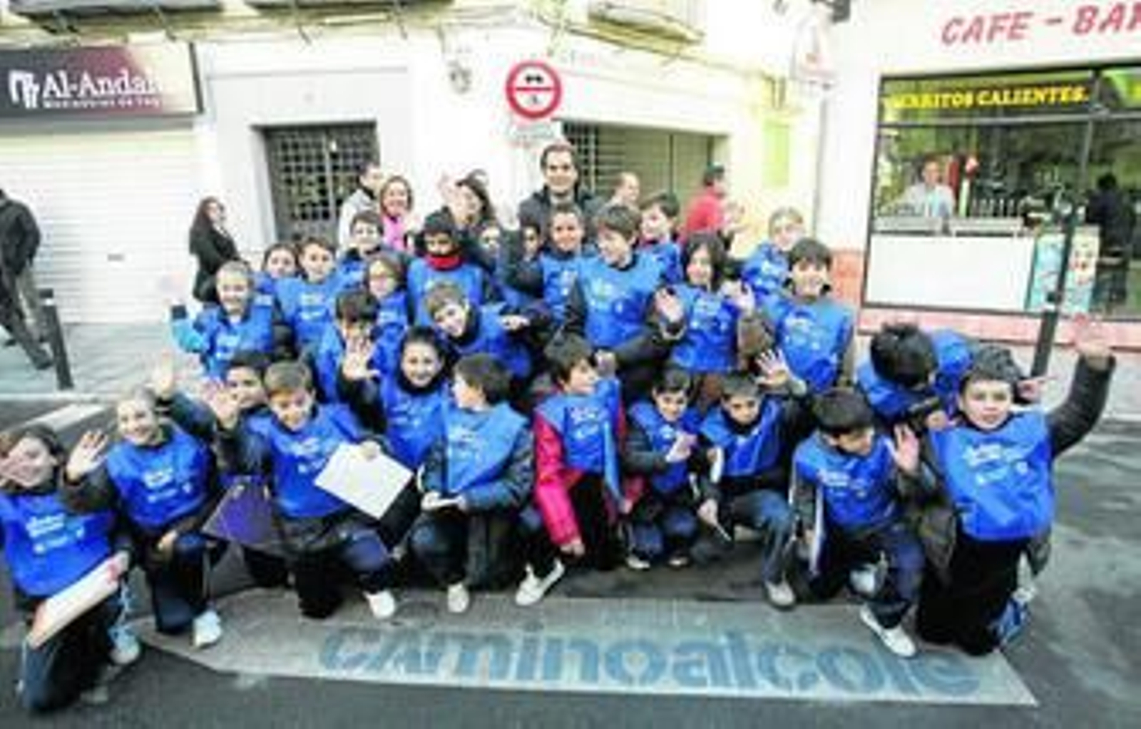 El alcalde y un grupo de niños de un colegio de 'Camicole' junto a un paso de peatones señalizado.