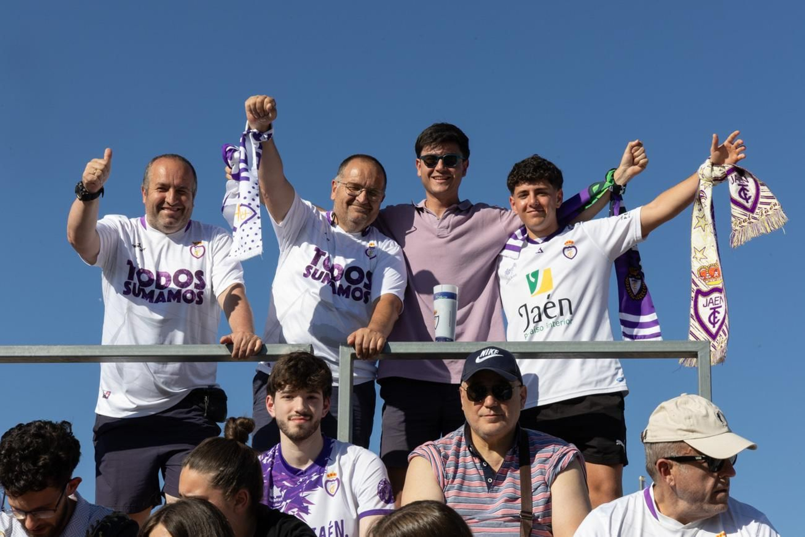 Los aficionados jiennenses sufrieron con su equipo hasta el pitido final. Los aficionados jiennenses sufrieron con su equipo hasta el pitido final.