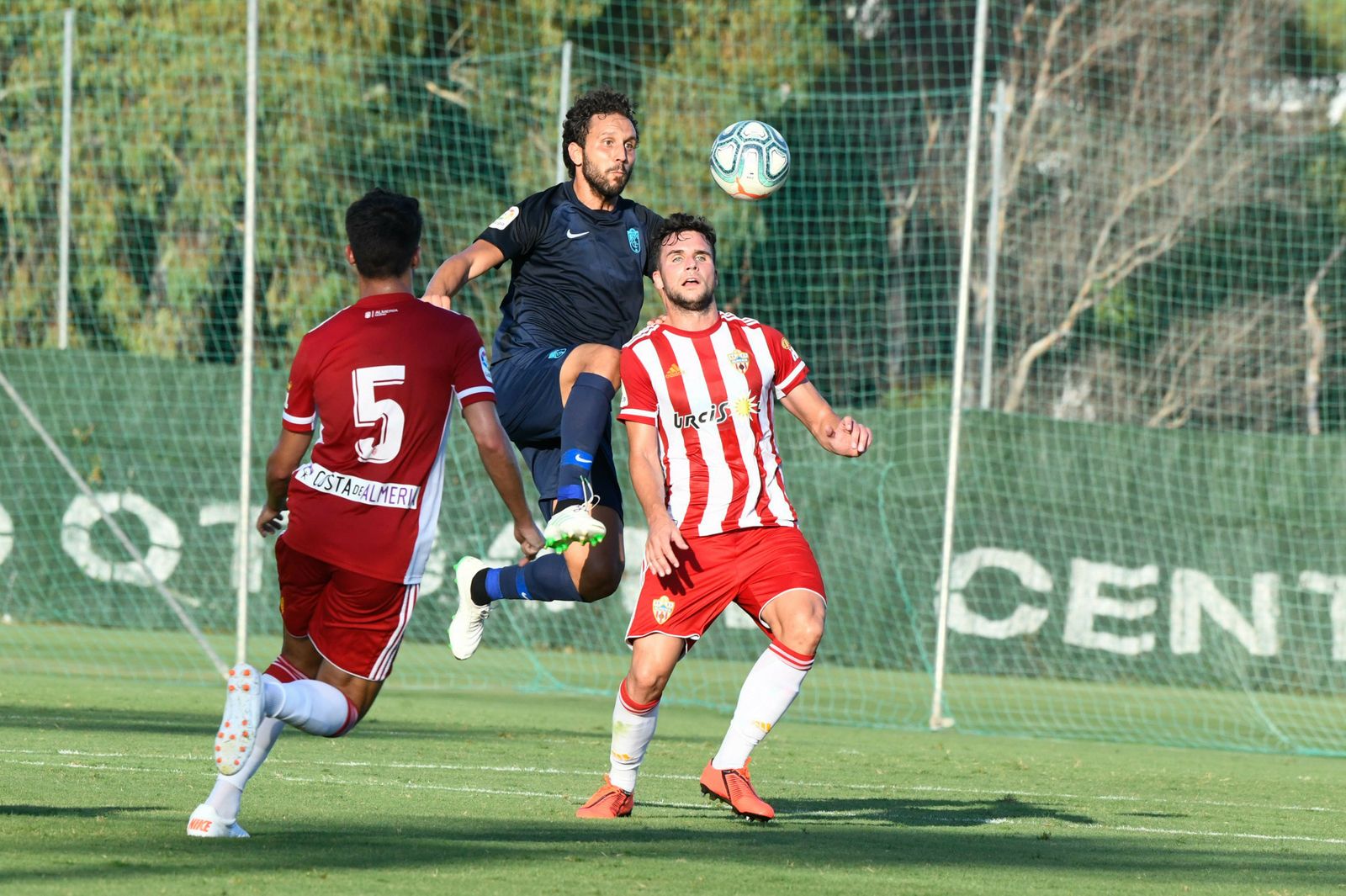 Germán se anticipa a un rival