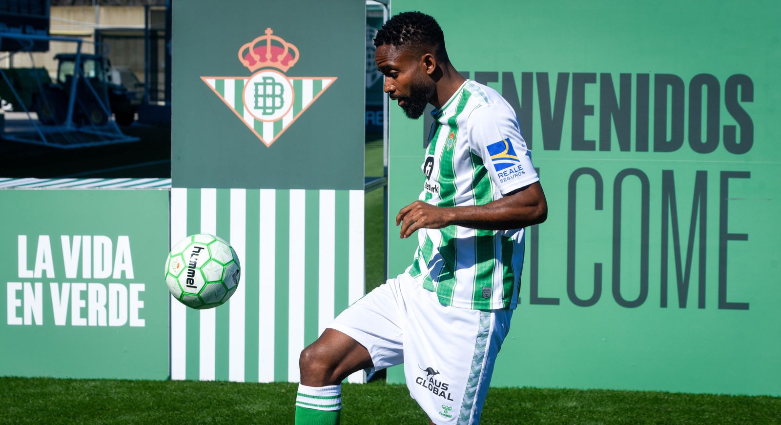 La presentación de Cédric Bakambu, en imágenes