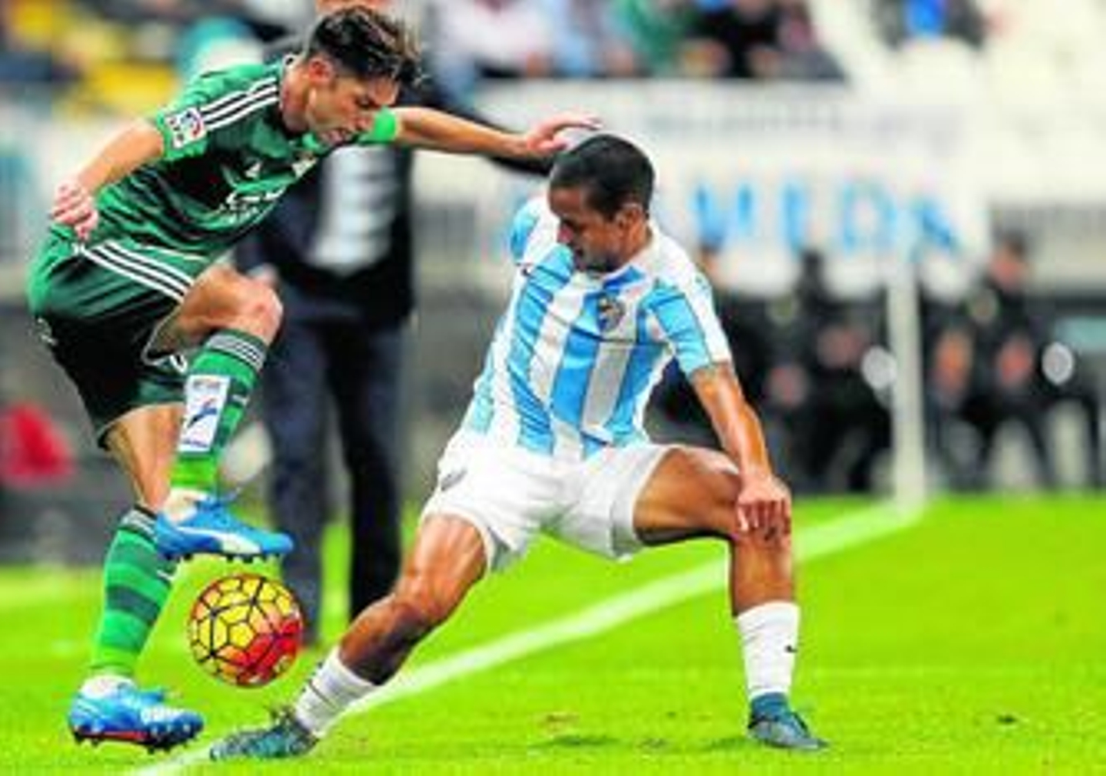 Roberto Rosales intenta quitarle el esférico a Cejudo en La Rosaleda.