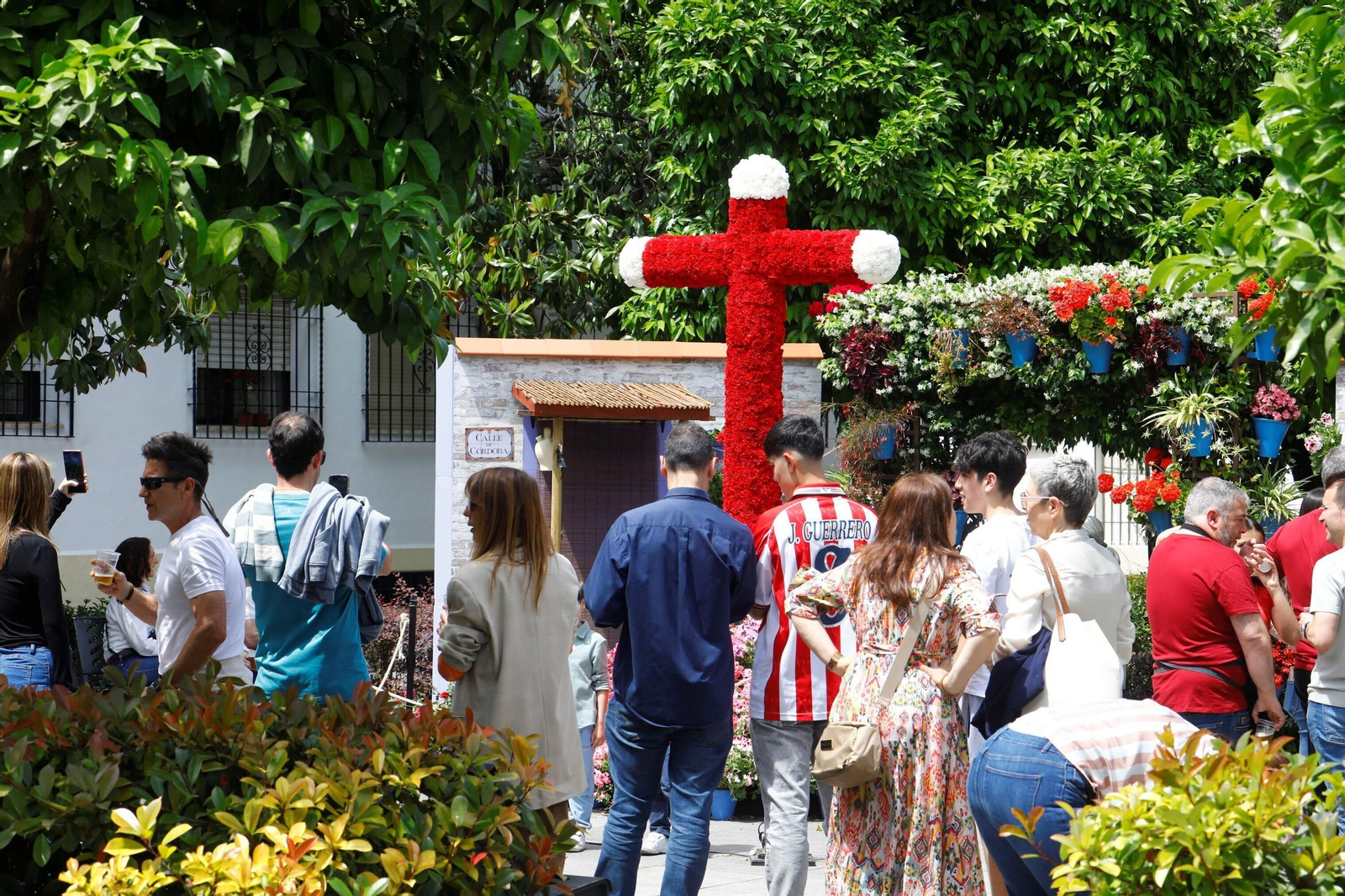 El ambiente en las Cruces de Mayo de Córdoba a mediodía, en imágenes