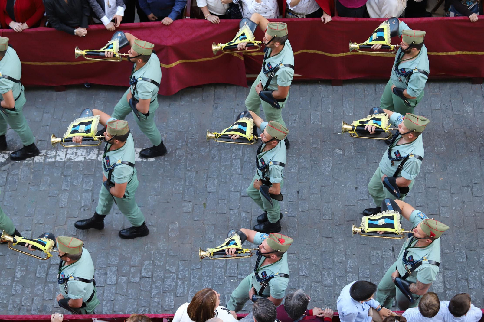 Procesión del Cristo de la Vera Cruz, escoltado por la Legión en las calles de Huelva