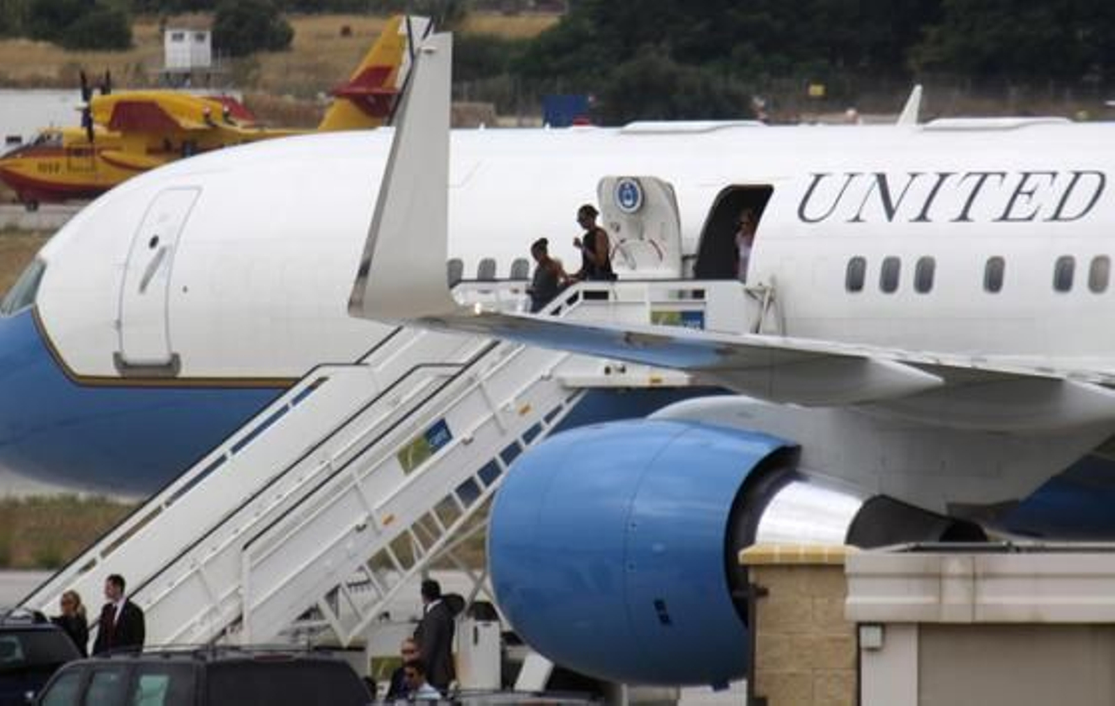 Llegada de Michelle Obama y su hija Sasha al aeropuerto de Málaga./Migue Fernández