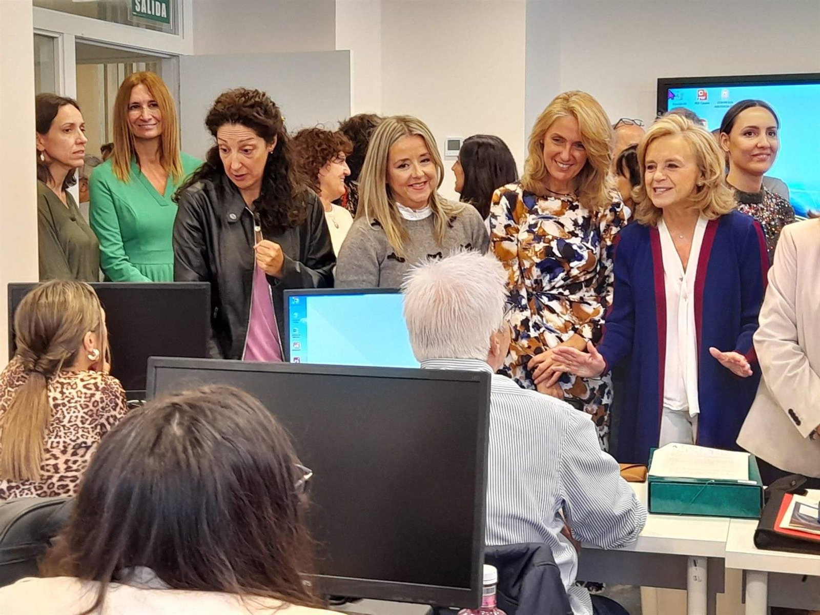 Autoridades durante la inauguración.