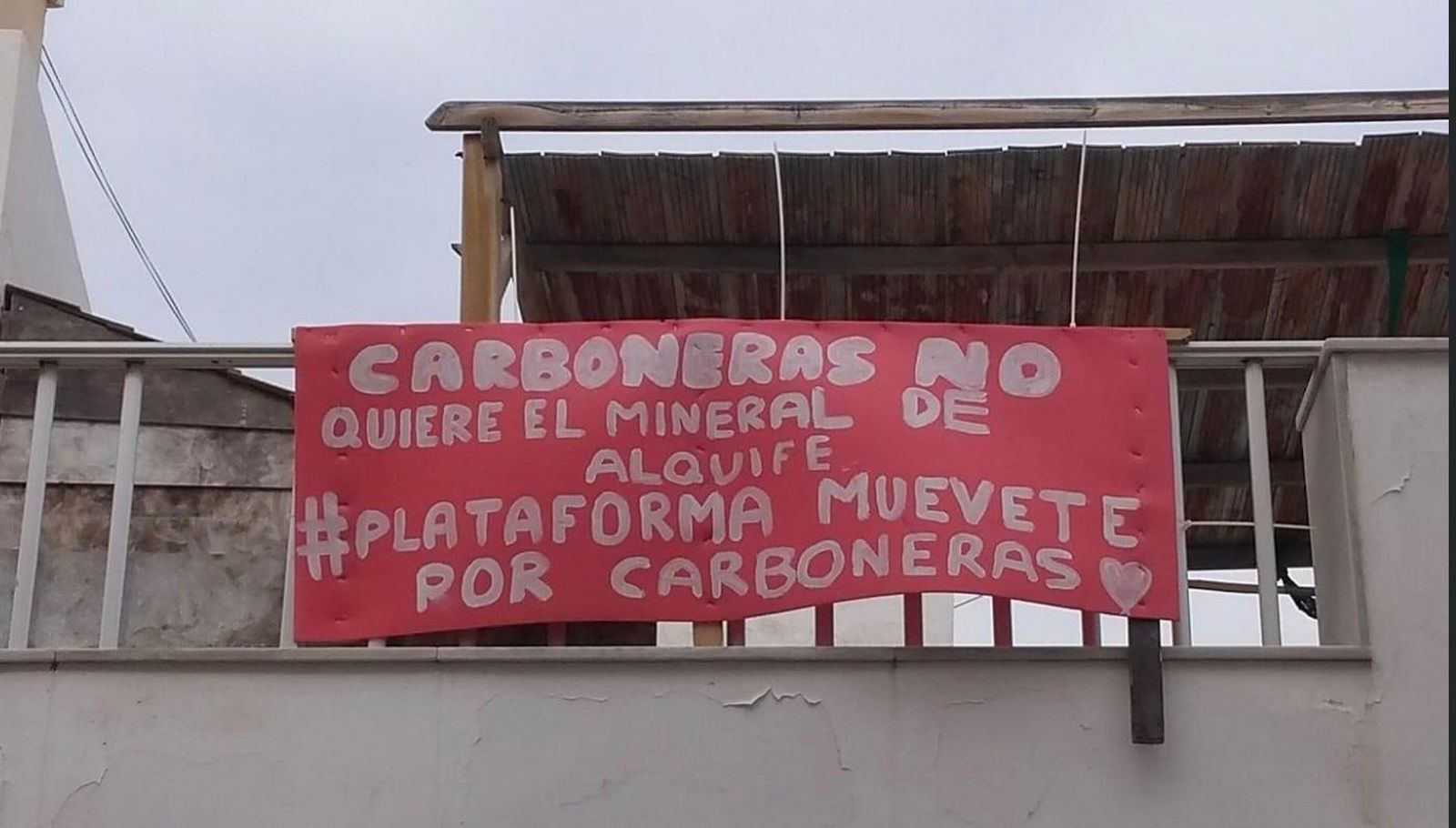 En tiempos de encierro, muchos balcones lucen este tipo de mensajes.