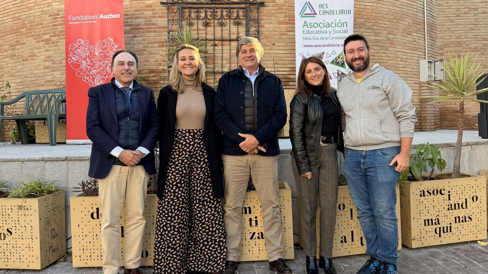 José Lugo, delegado de Espacio Público, Consumo, Cementerio y Protección Animal y Distrito Cerro-Amate y Presidente de la Junta Municipal del Distrito Cerro-Amate; Estrella Pérez, presidenta de AES Candelaria; Antonio Gil, director de Alcampo Sevilla; Marisol Bermúdez, Responsable de Mercado y Juan Antonio Lara, educador de AES Candelaria.