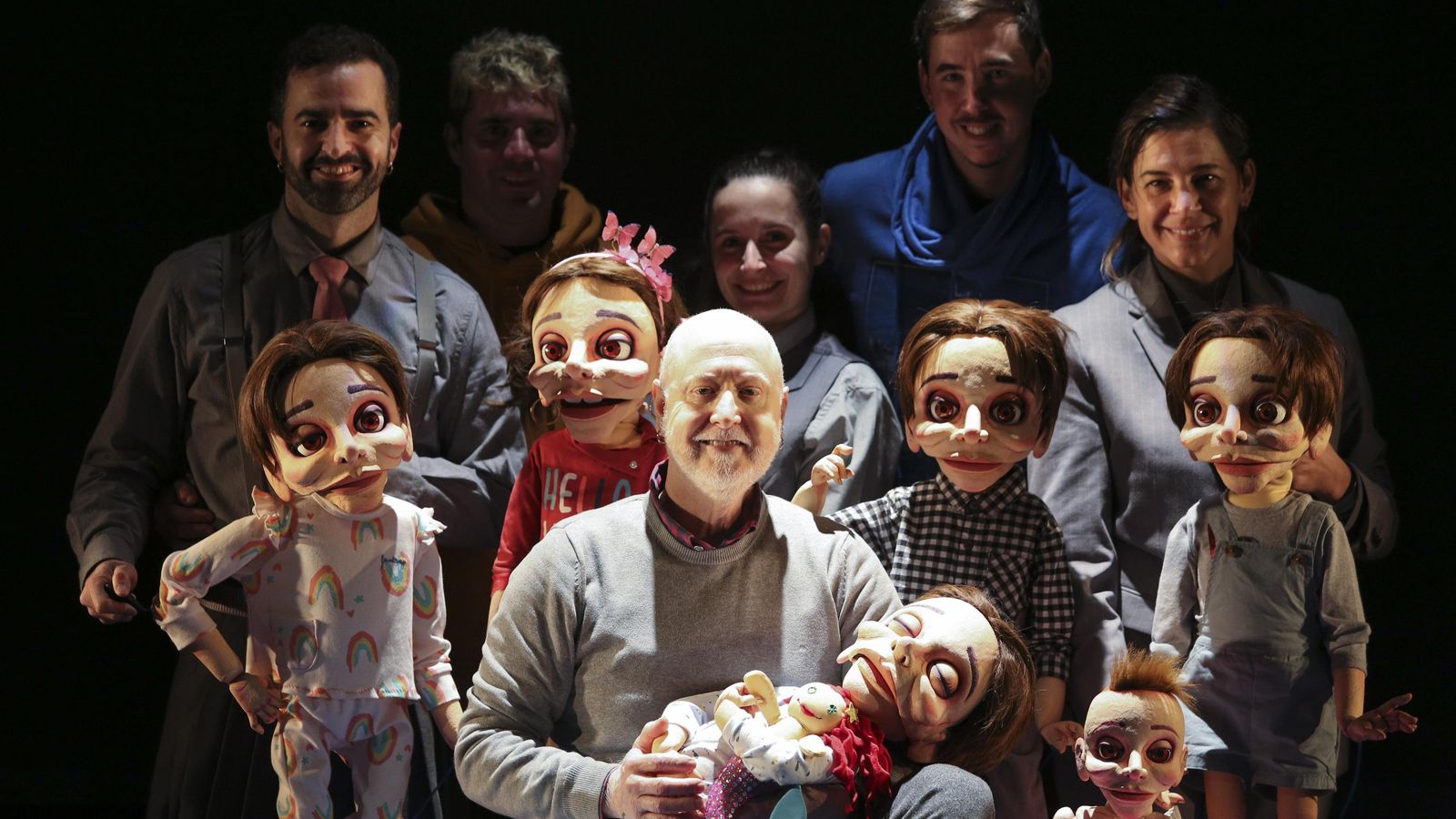 La médula espinal del equipo técnico y artístico de 'Cris, pequeña valiente', con algunas marionetas.