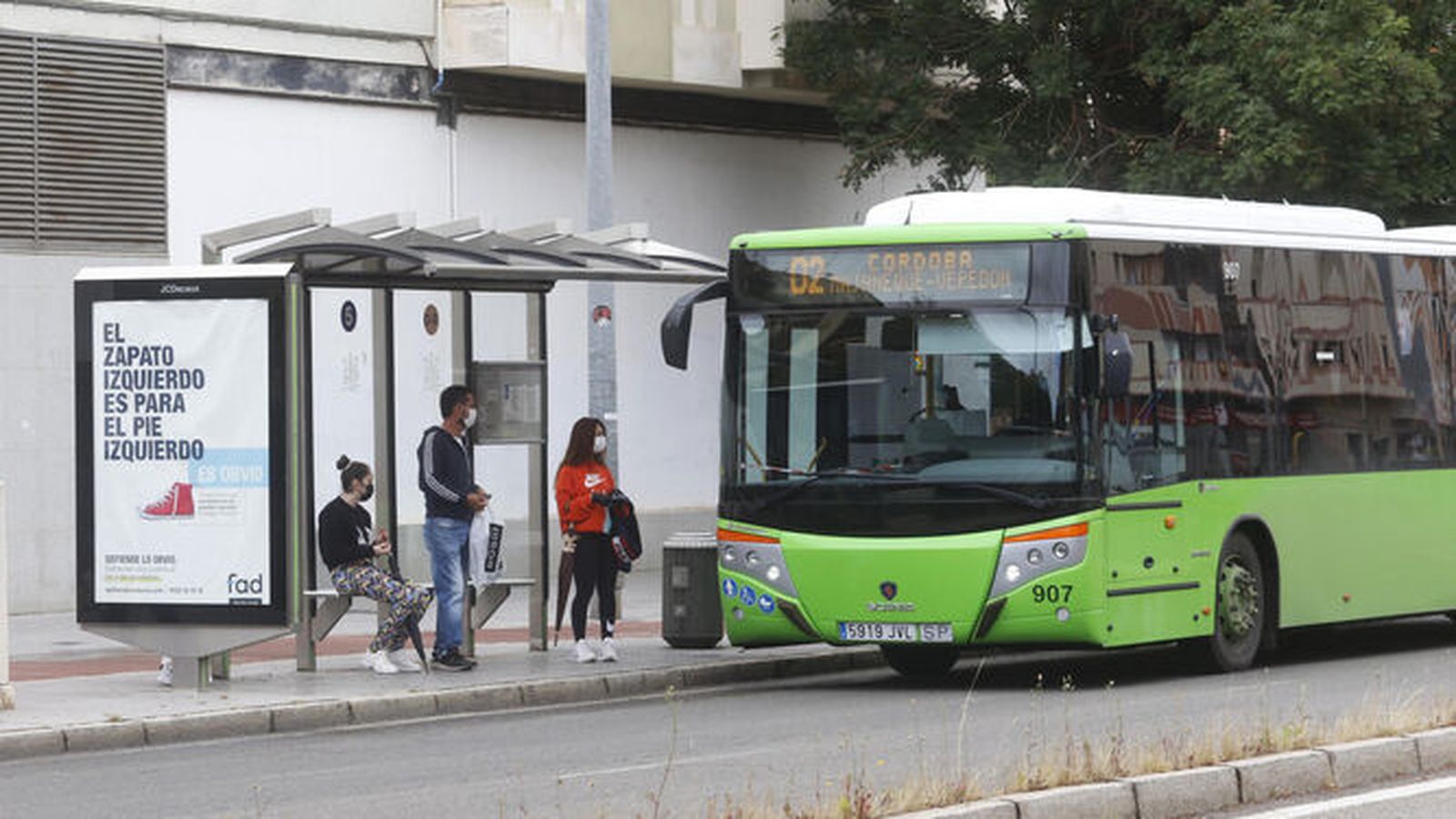 Una parada de la línea 2 de Aucorsa, una de las más concurridas