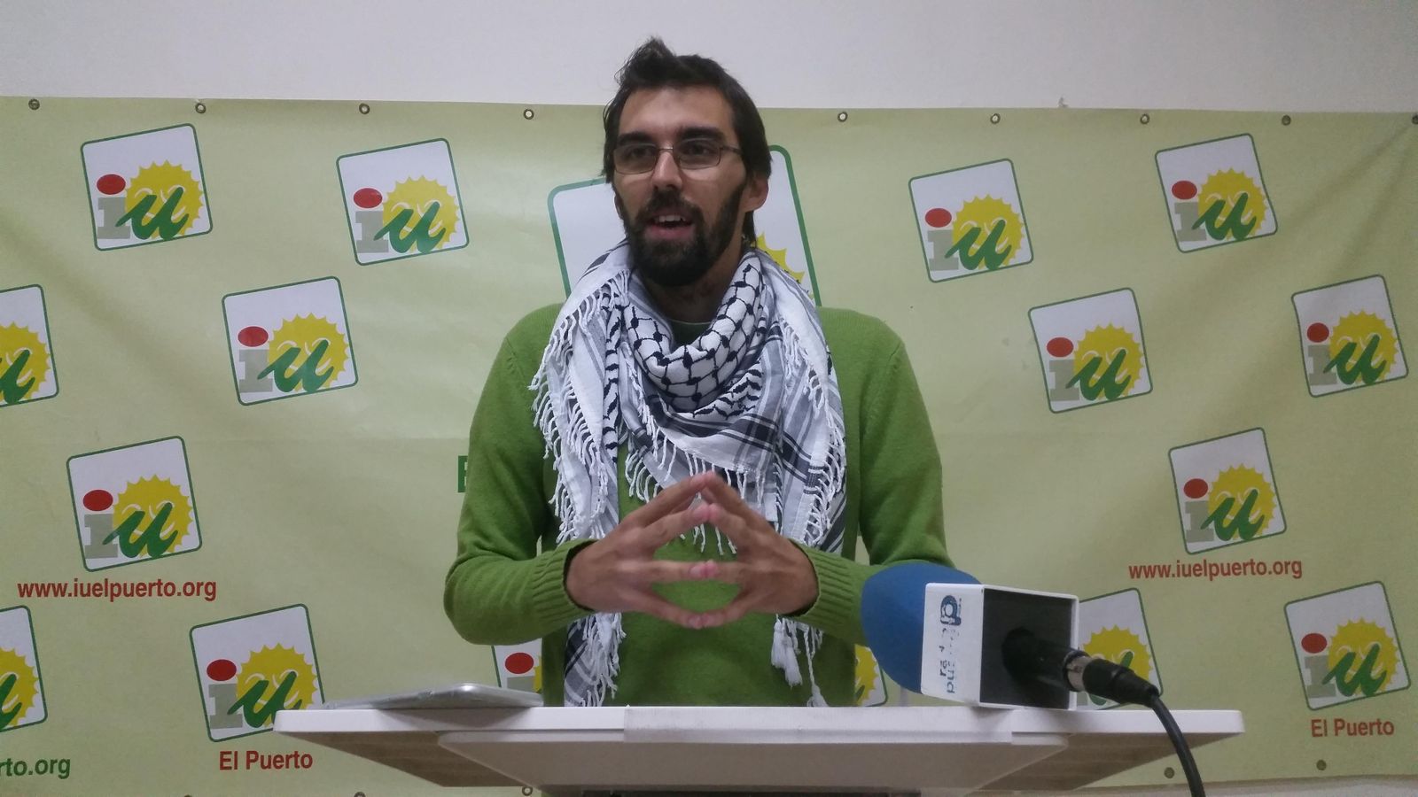 José Luis Bueno ofreciendo declaraciones en la sede del partido (calle Larga, 50).