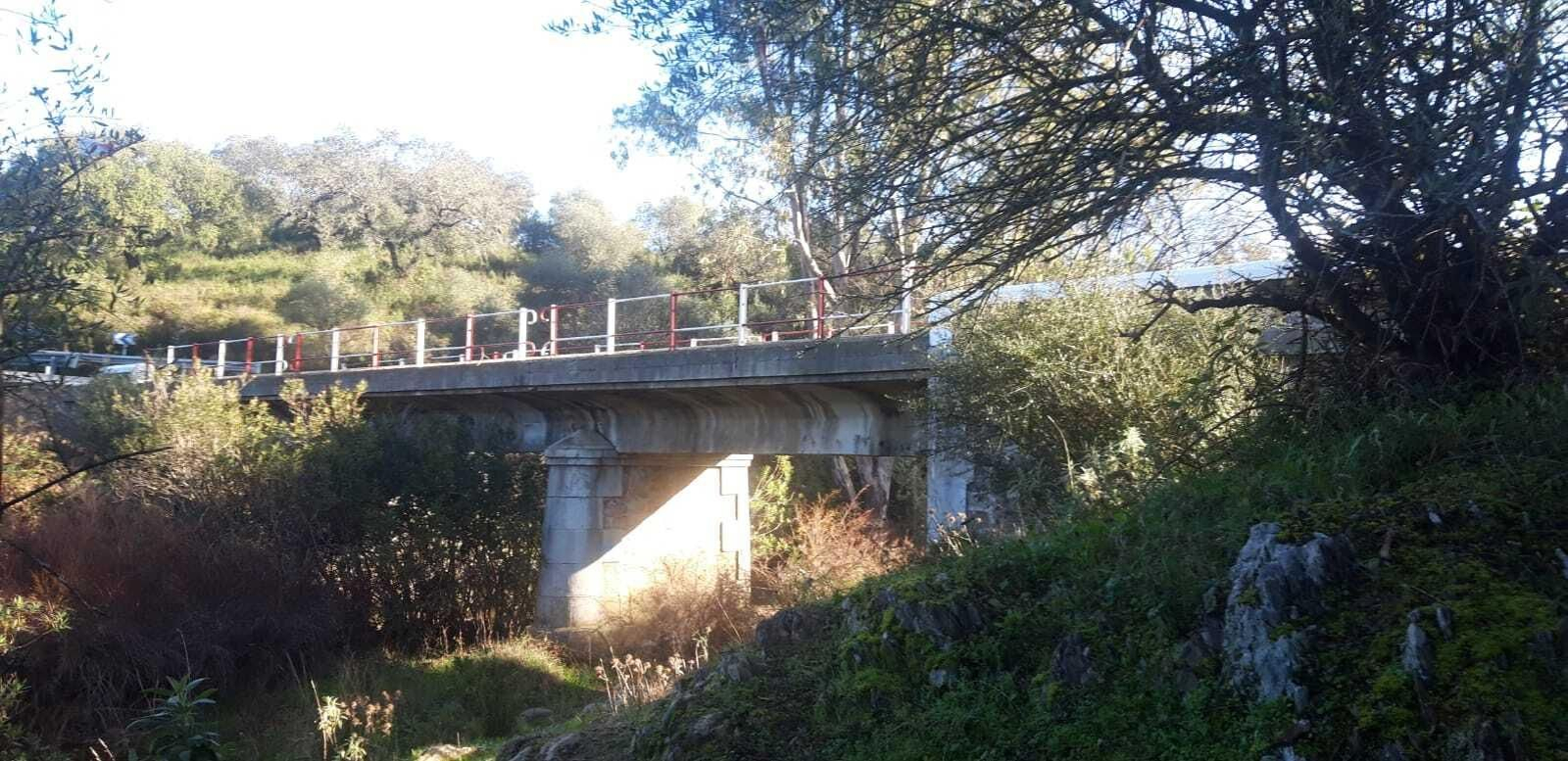 Desde el arroyo hay que subir a esa carretera.