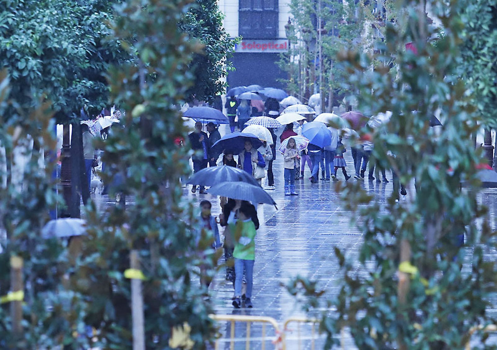 Imágenes de la mañana lluviosa de domingo en Huelva