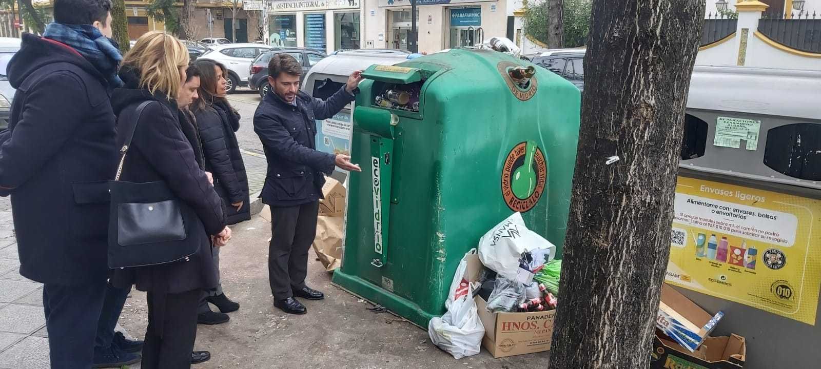 El portavoz popular, Beltrán Pérez, con otros concejales de su formación durante su visita al barrio.
