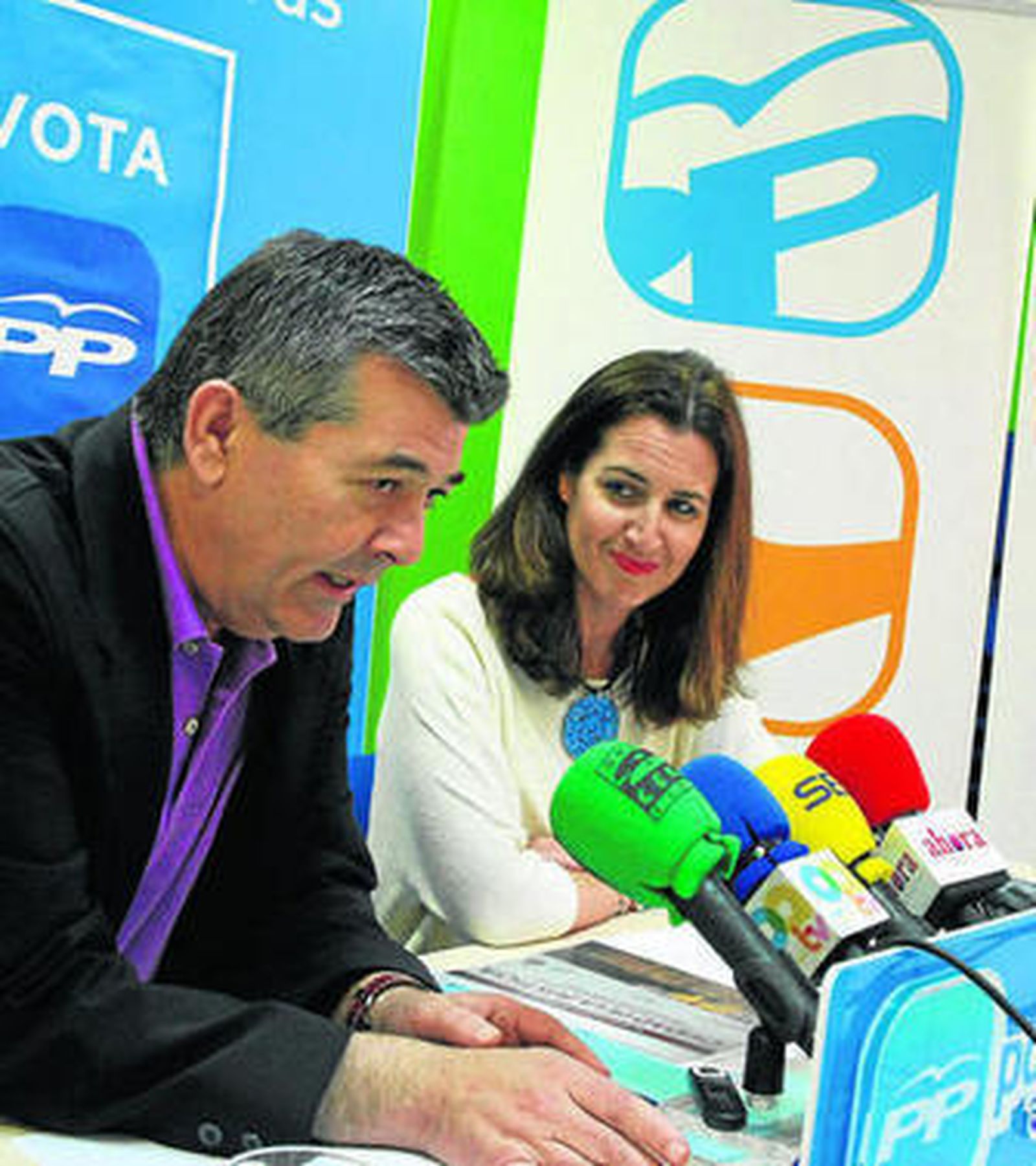 Paula Conesa, ayer con Luis Ángel Fernández en la sede del PP.