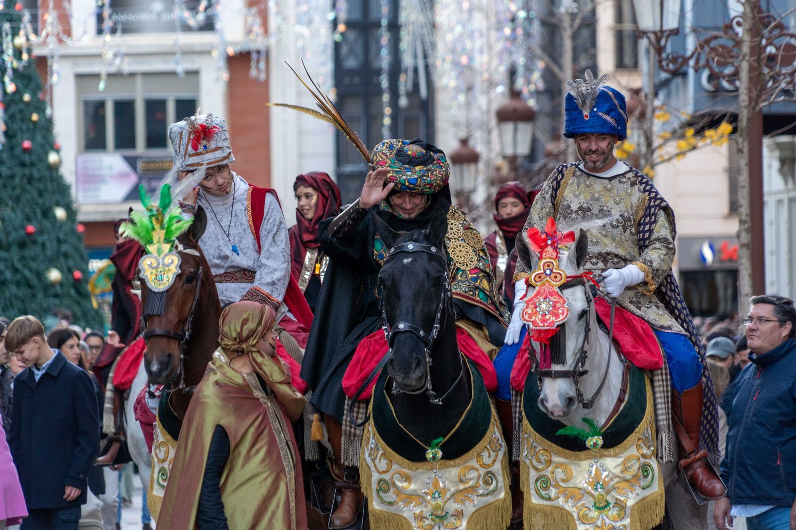 Las mejores fotografías del recorrido y la llegada al ayuntamiento de la cabalgata de Reyes Magos 2026