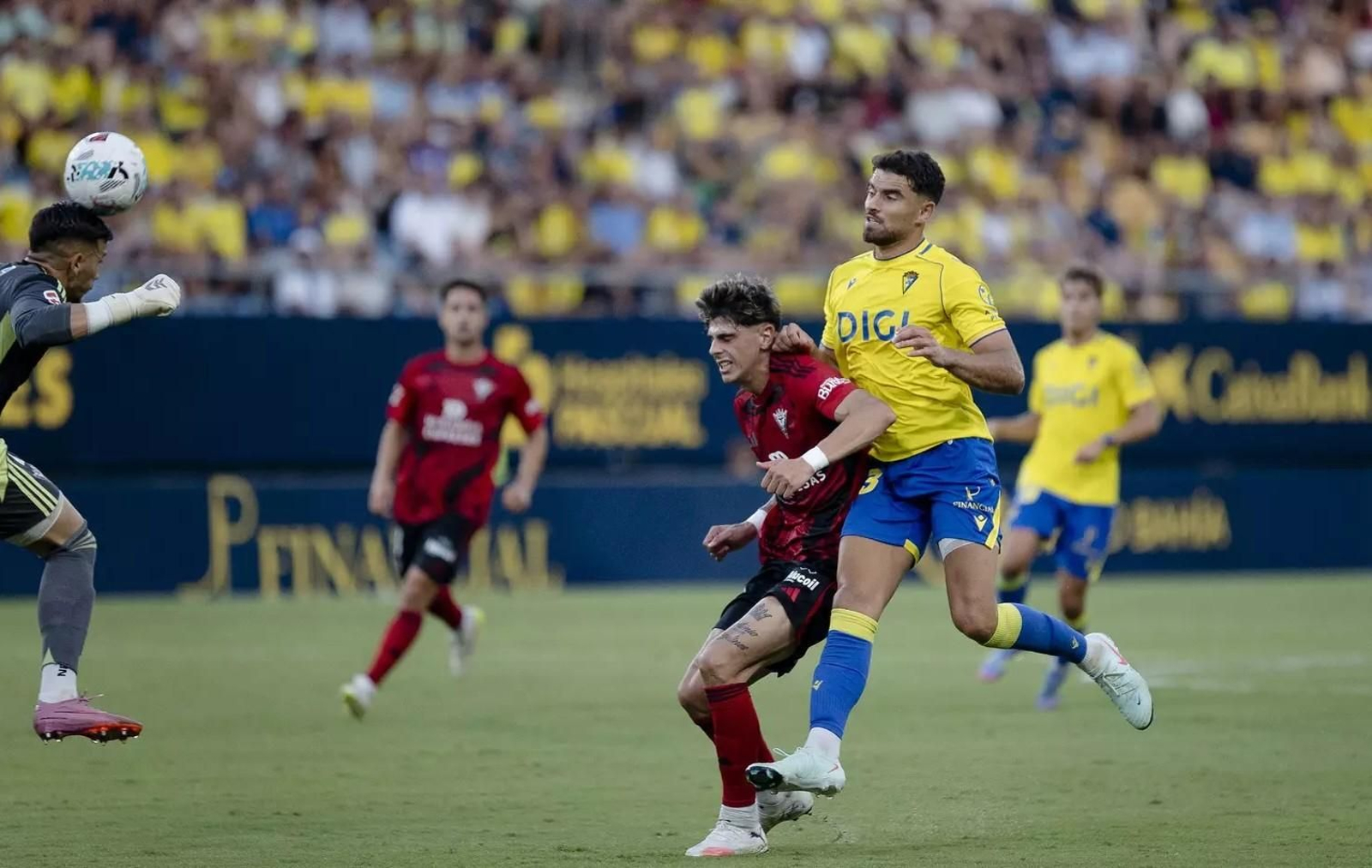 García Pascual en un lance del Cádiz-Mirandés.