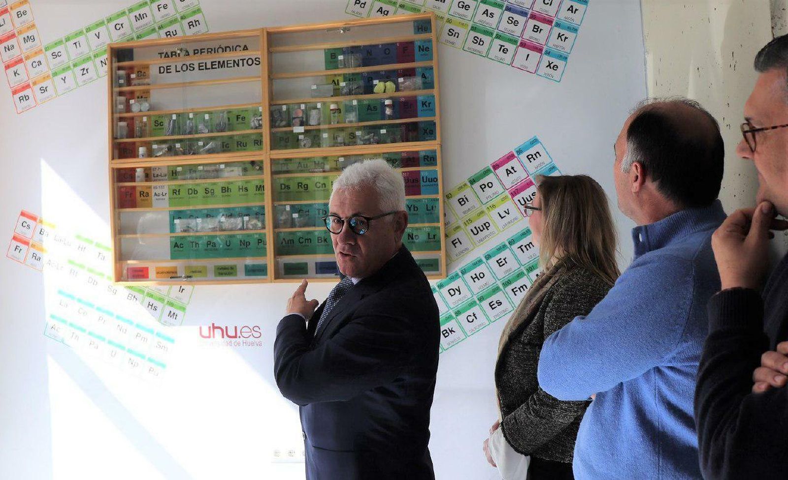 Inauguración de la tabla periódica gigante.