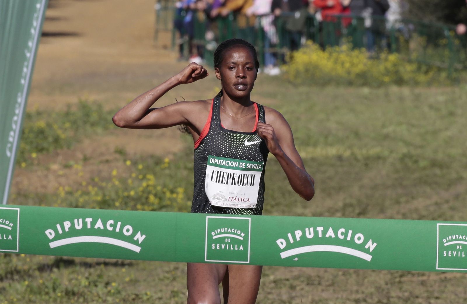 Chepkoech cruza la meta en la prueba femenina  del Cross de Itálica.