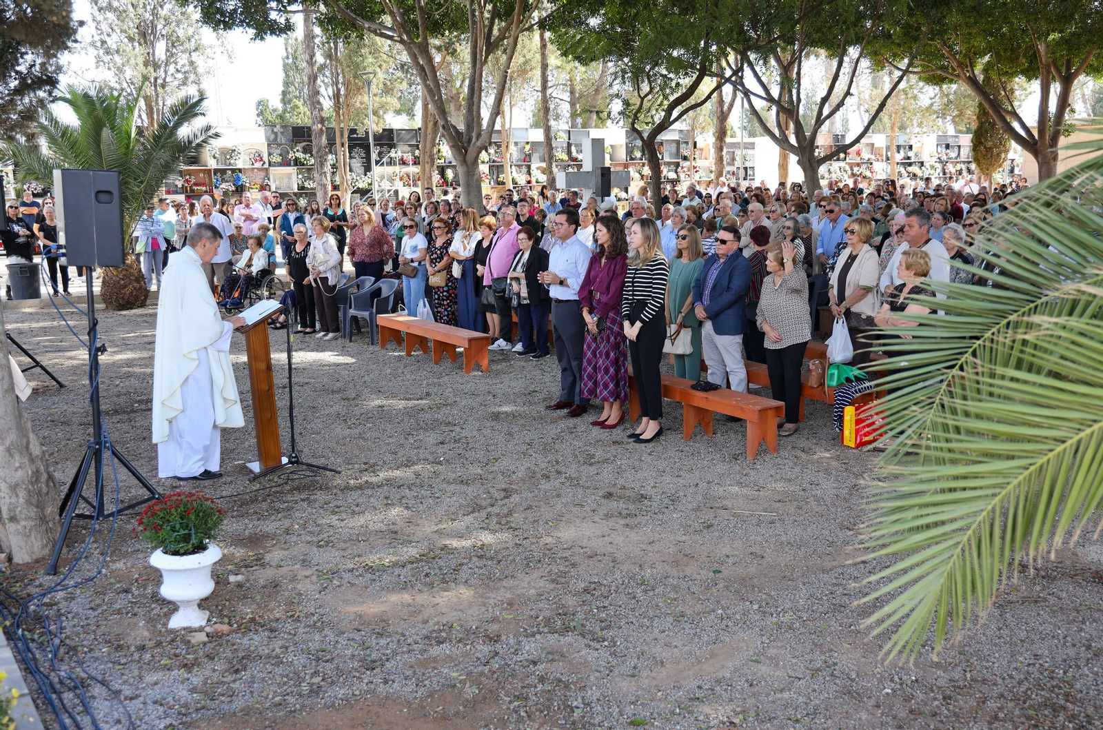 La tradicional misa realizada en el cementerio municipal de El Ejido.