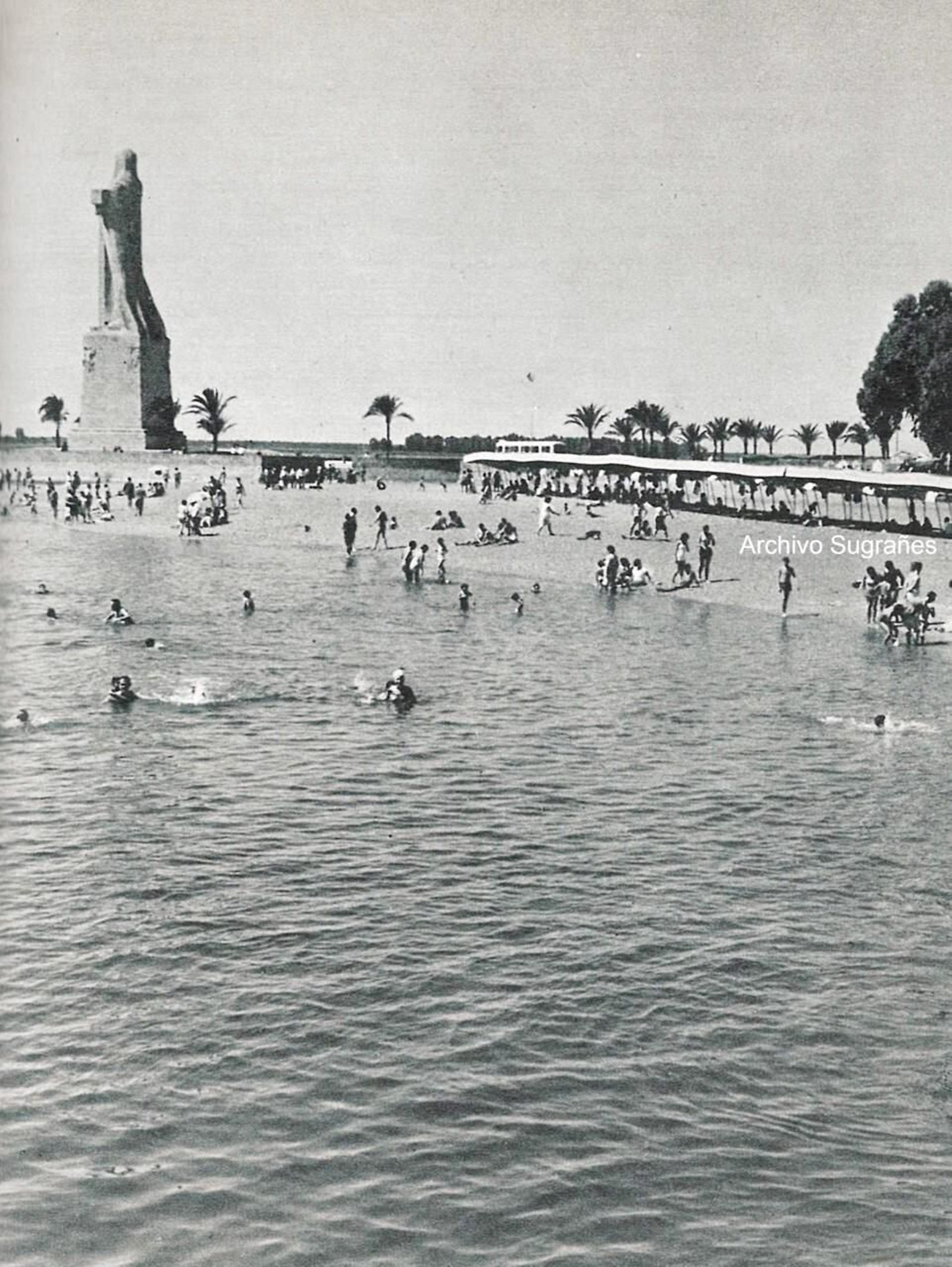 La playa en pleno auge en los años cincuenta del siglo pasado, con su hilera de toldos. La playa en pleno auge en los años cincuenta del siglo pasado, con su hilera de toldos.