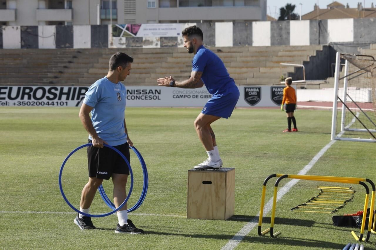 Antoñito realiza ejercicios ante la atenta mirada de Julio Salvador Rivera, el jueves