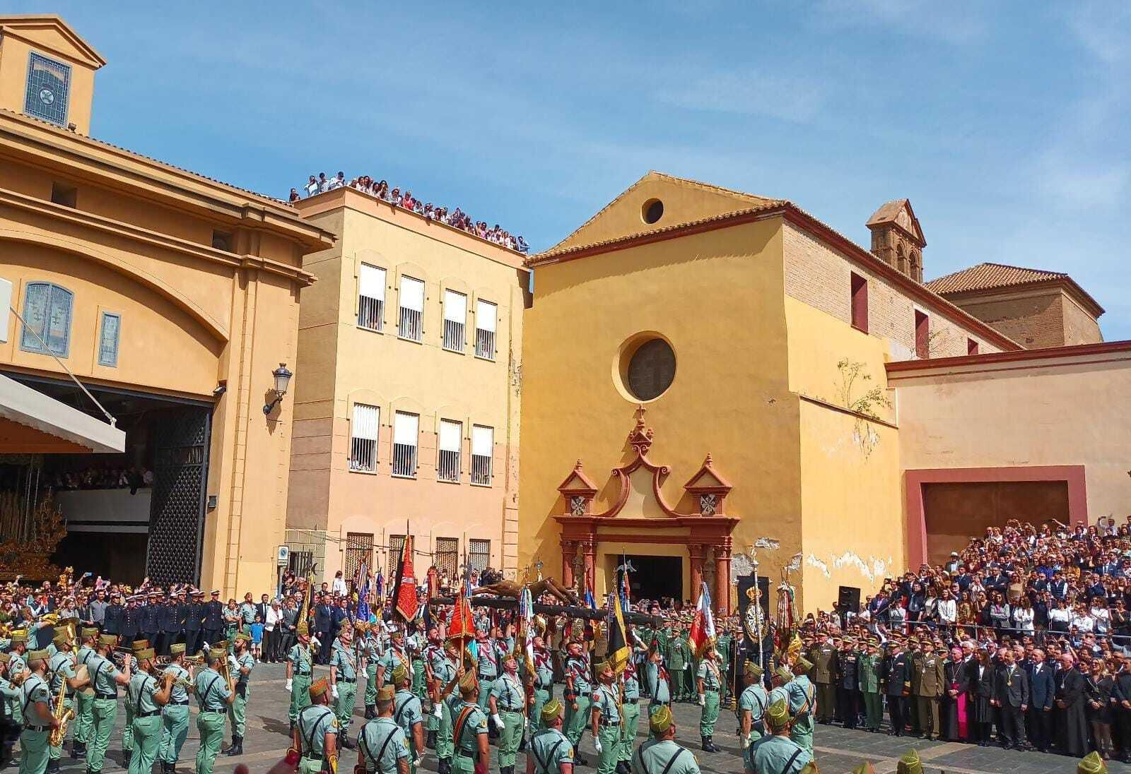 Los legionarios cantando 'El Novio de la Muerte' con el Cristo de Mena. Los legionarios cantando 'El Novio de la Muerte' con el Cristo de Mena.