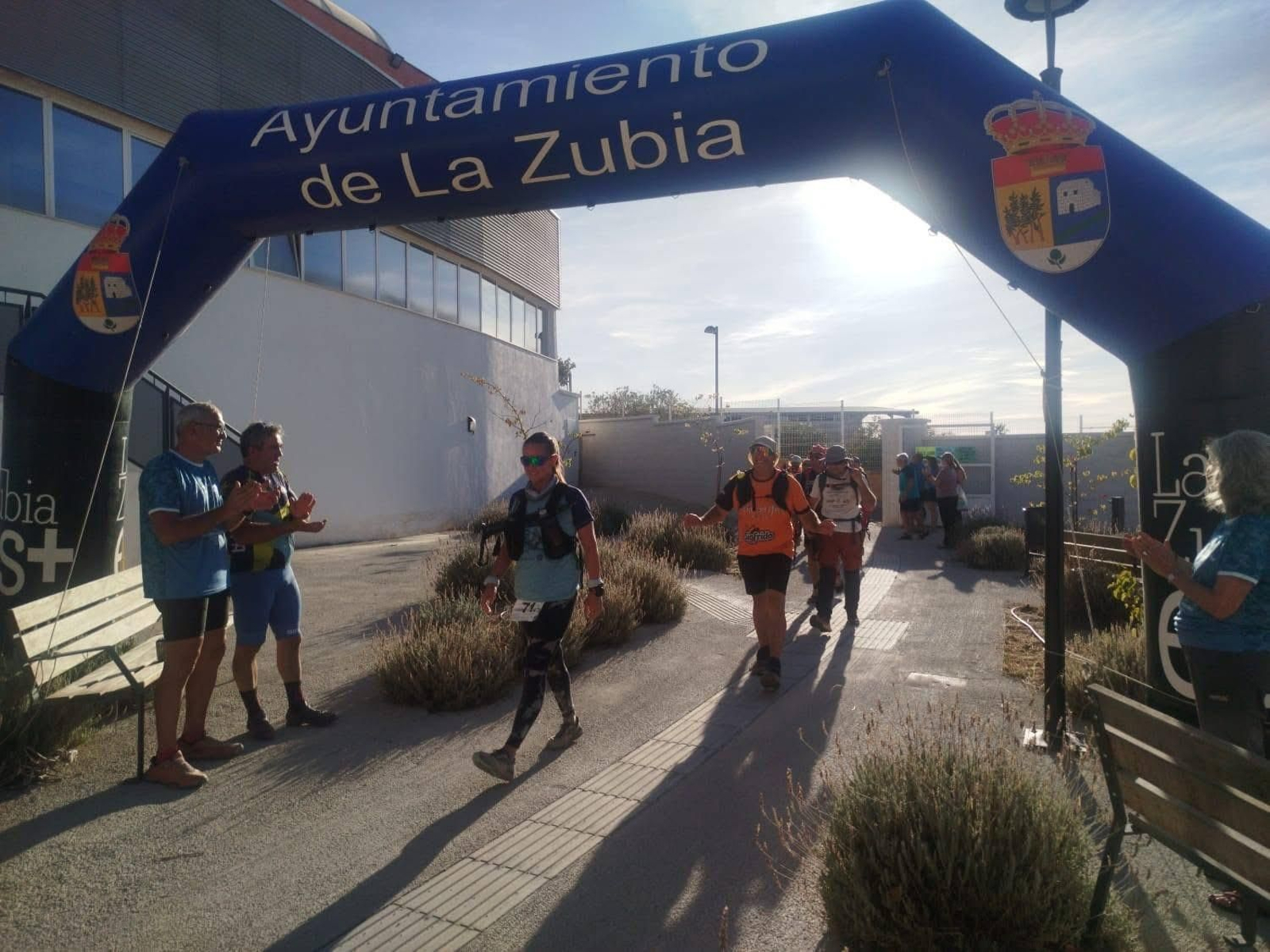 Varios participantes a su llegada a meta.