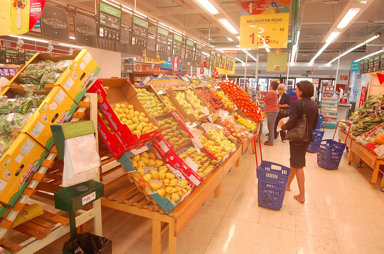 Sección de frutas de un supermercado Sección de frutas de un supermercado