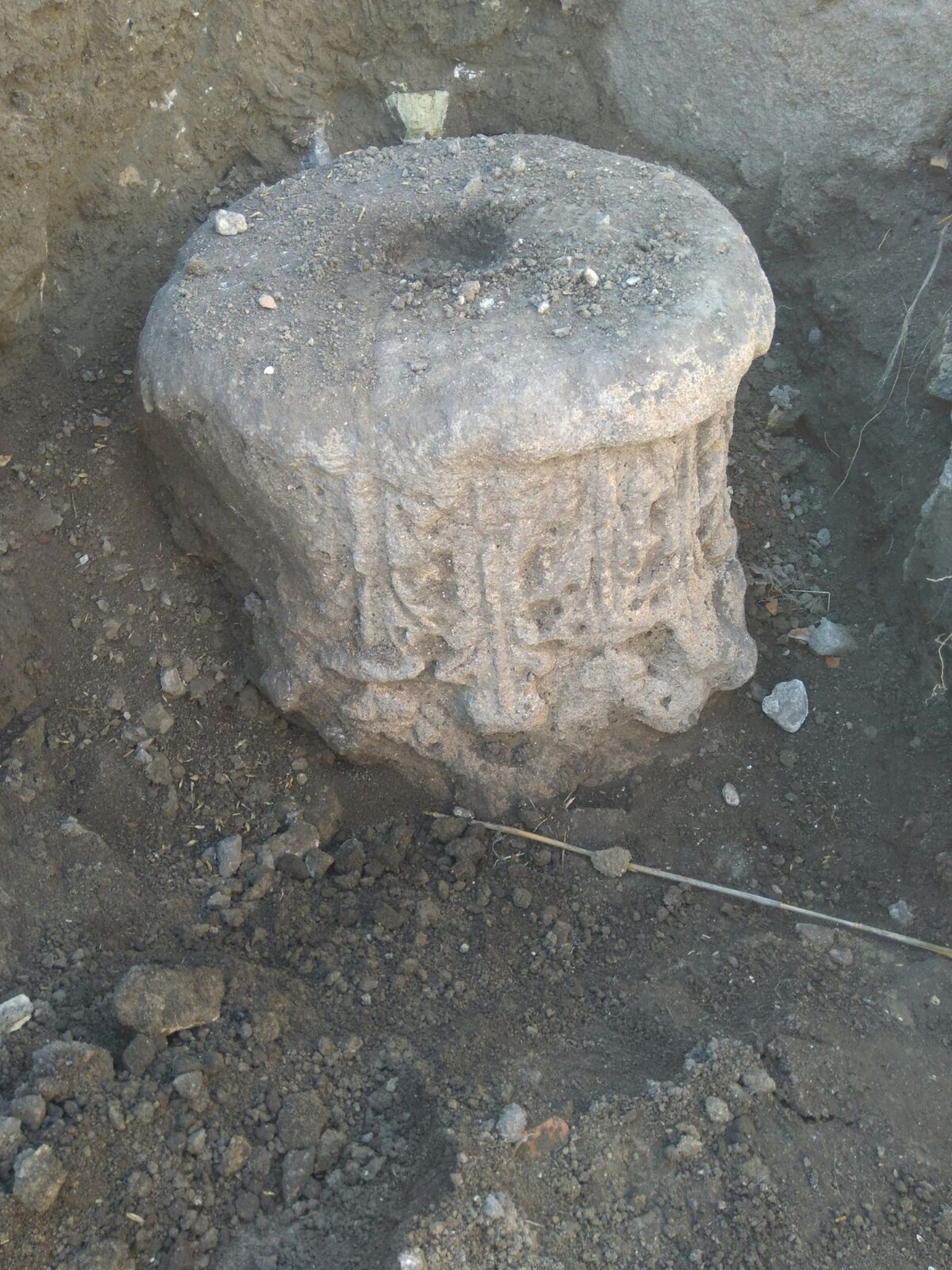 Imagen del capitel romano aparecido en Mesas de Asta.