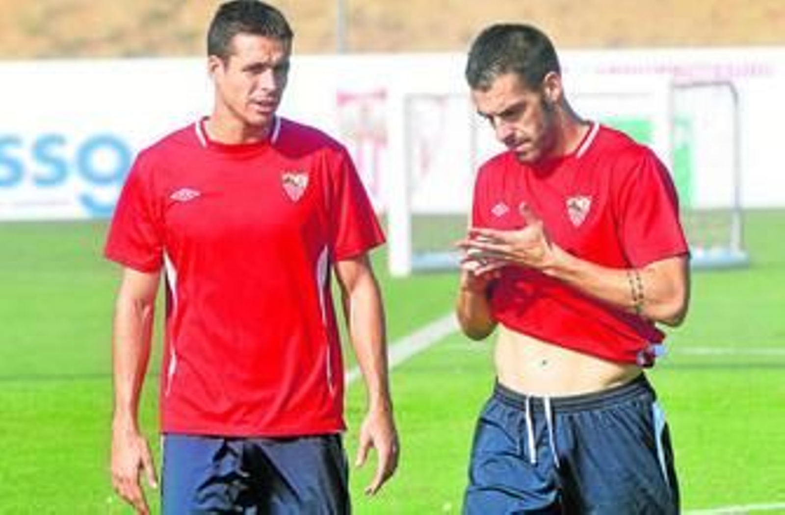 Negredo dialoga con Manu del Moral en un receso de un entrenamiento.