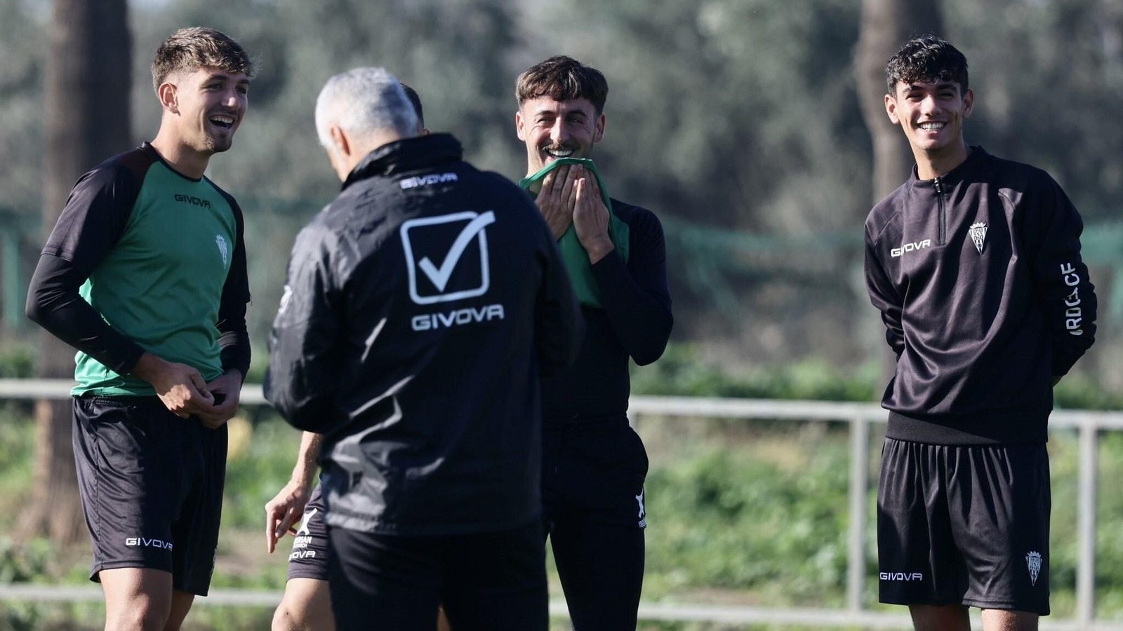 Adri Castellano, en el centro de la imagen, bromea con sus compañeros en el entrenamiento del Córdoba CF.