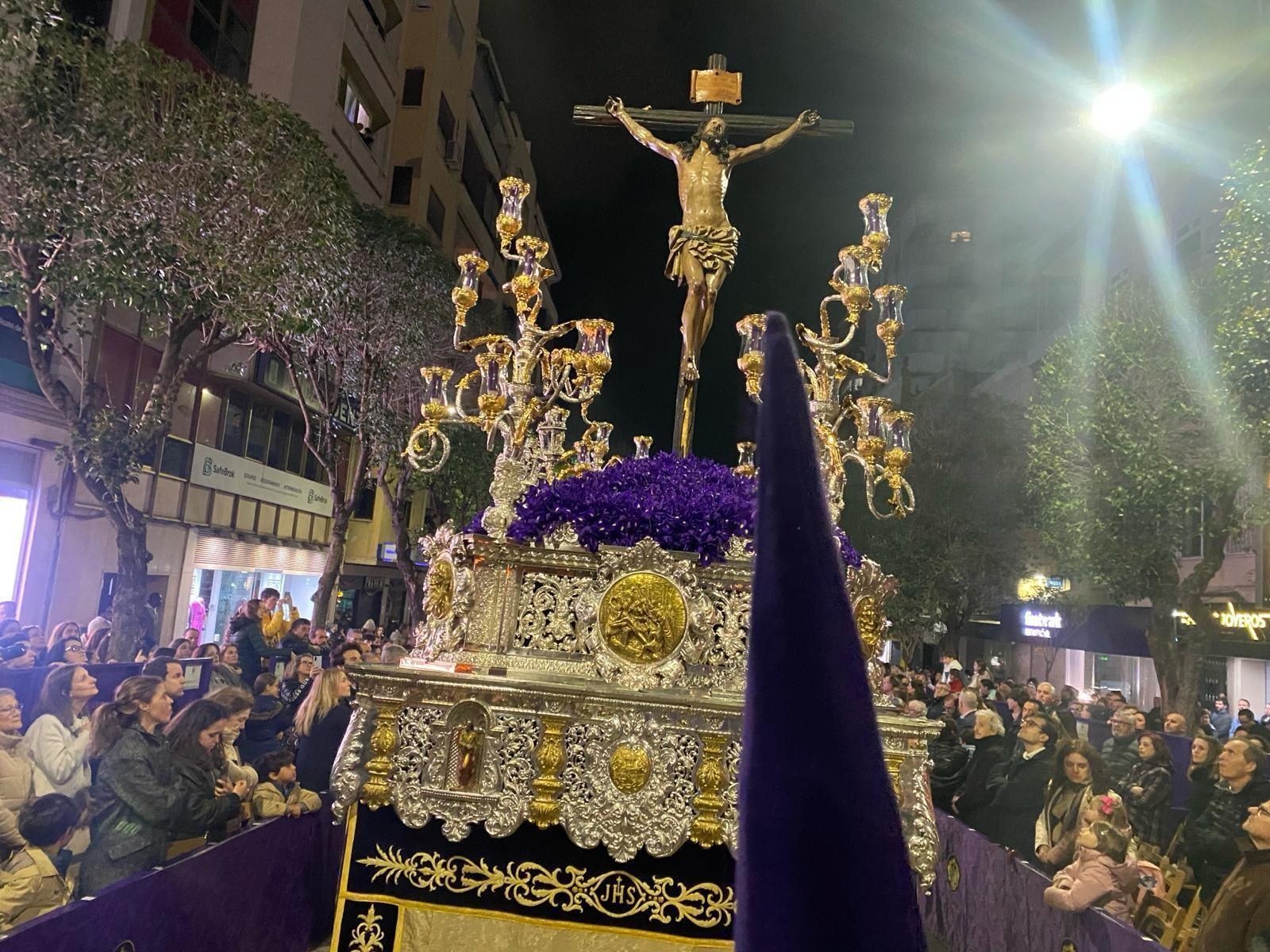 En imágenes: La Expiración trae de vuelta la ilusión de los cofrades jiennenses