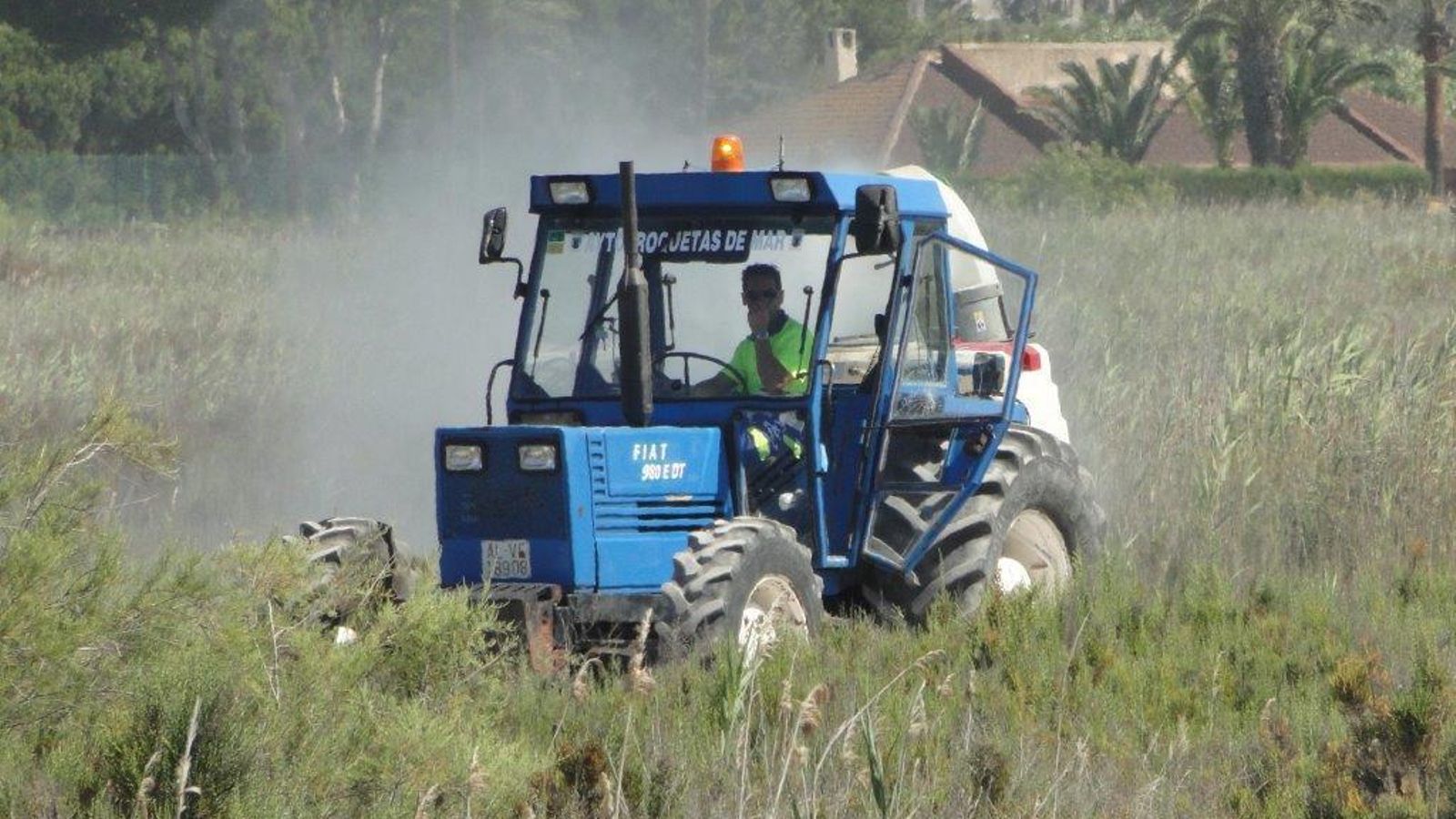 Método tradicional de fumigación aérea, que se ha demostrado poco efectivo