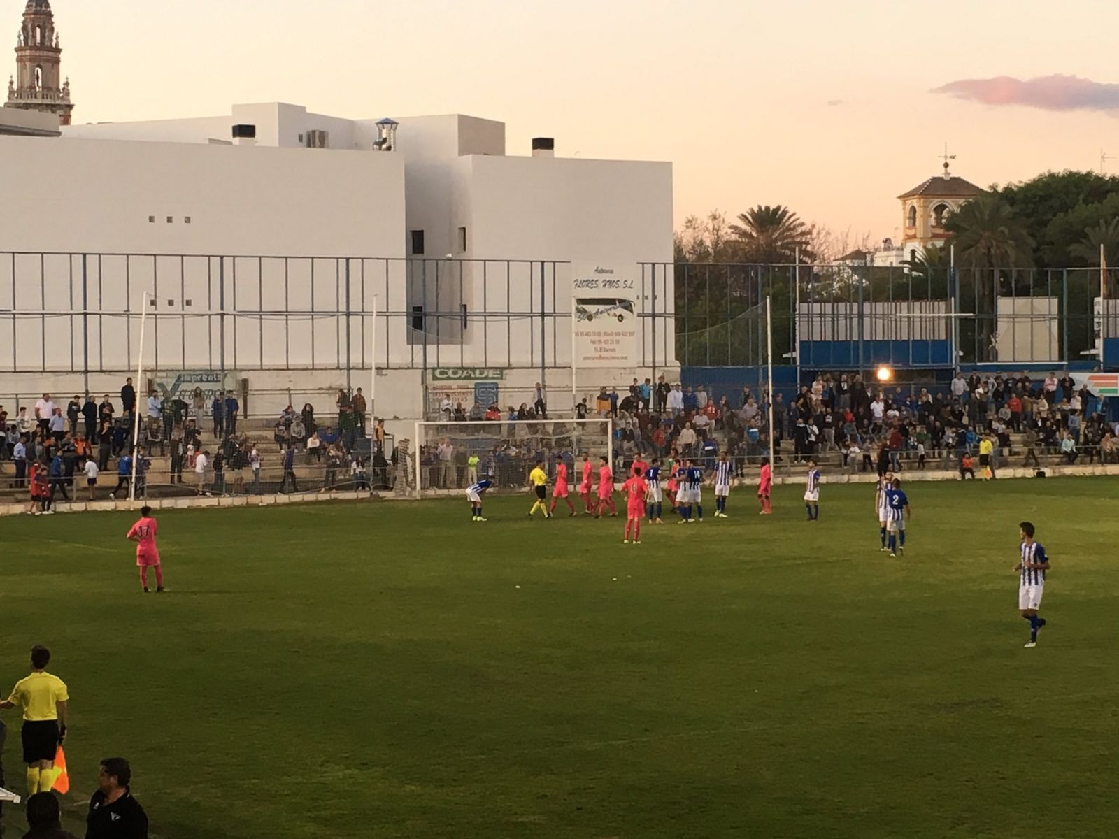 Instante en el que Hernández Maeso señala el penalti, posteriormente fallado, a favor del Écija.