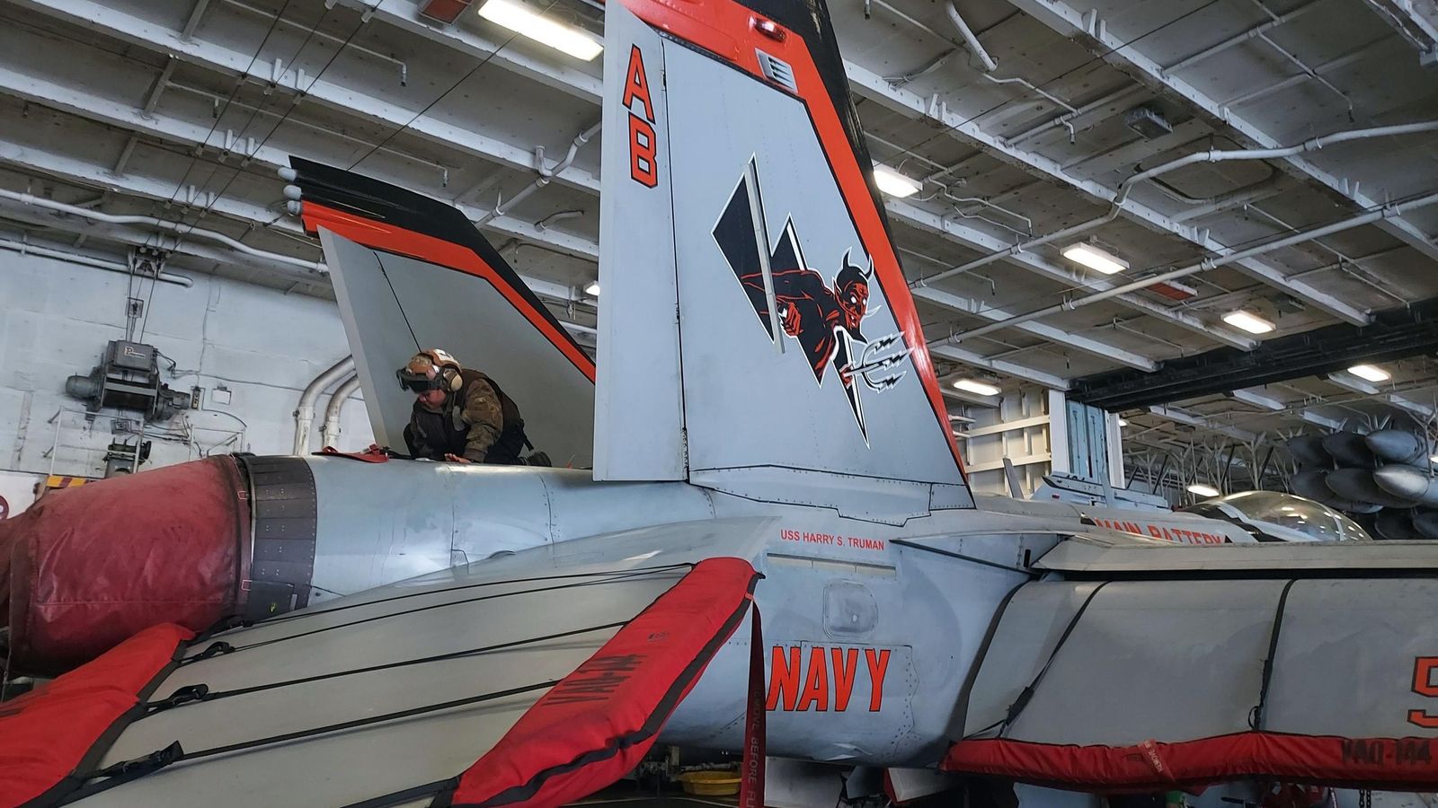 Aviones caza del portaviones.