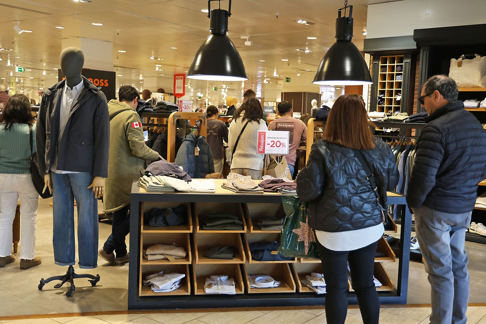 Imágenes del comienzo de las rebajas en Huelva