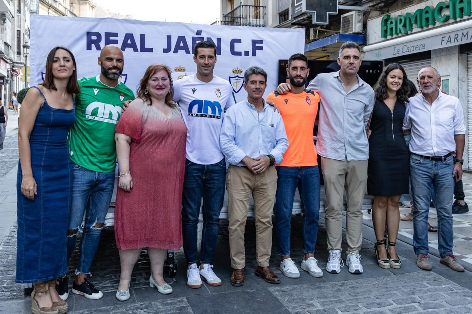 Así son las nuevas camisetas y la nueva tienda del Real Jaén, en imágenes