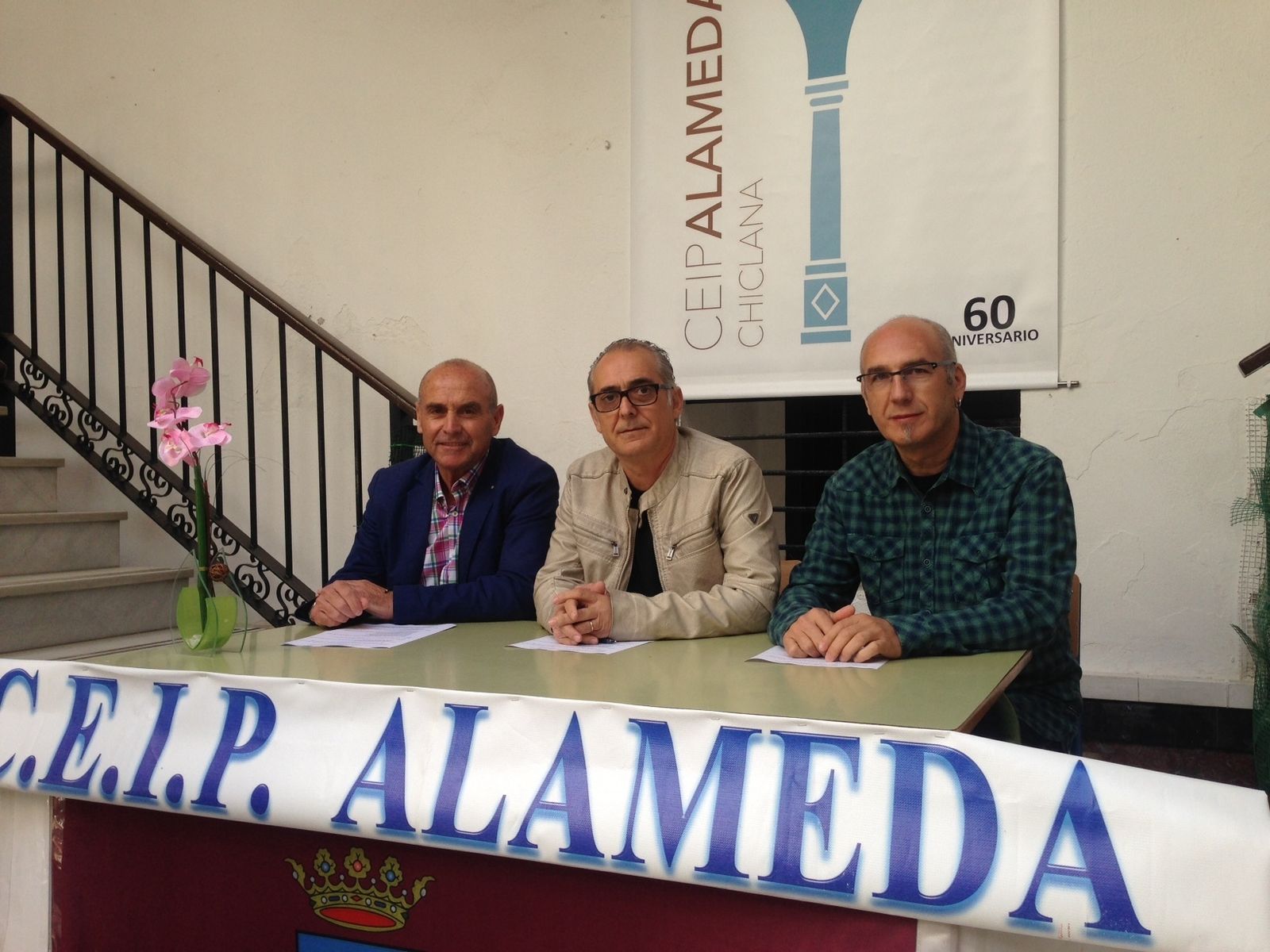 Juan Antonio Benítez, Joaquín Páez y José Fernández durante la presentación de las actividades en el centro educativo.