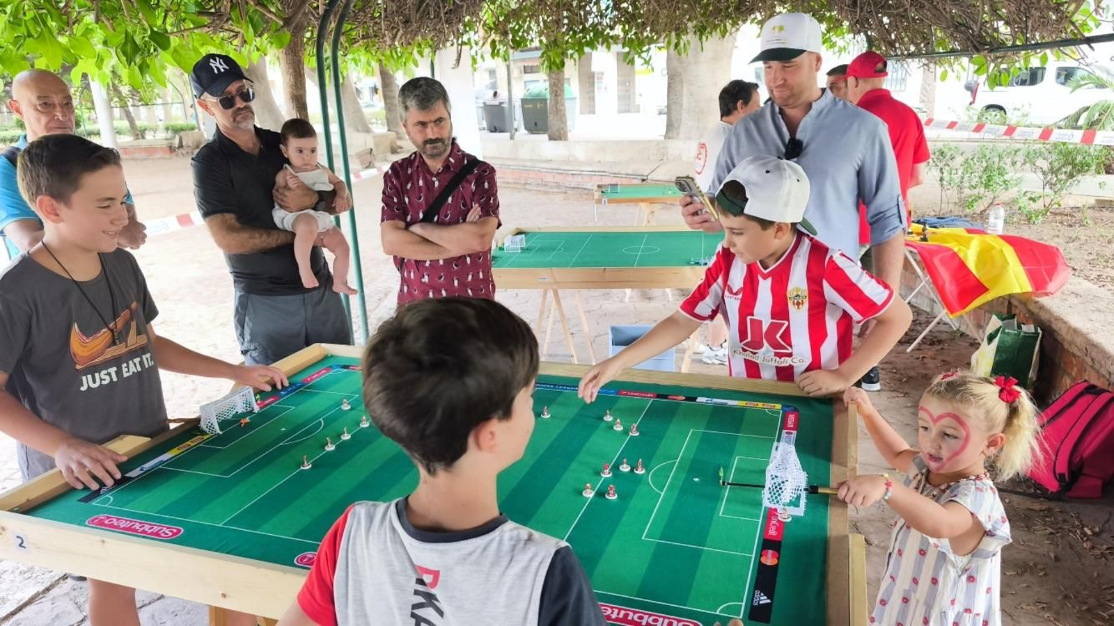 El fútbol de mesa sale al campo en la Feria de Almería con una alineación intergeneracional.